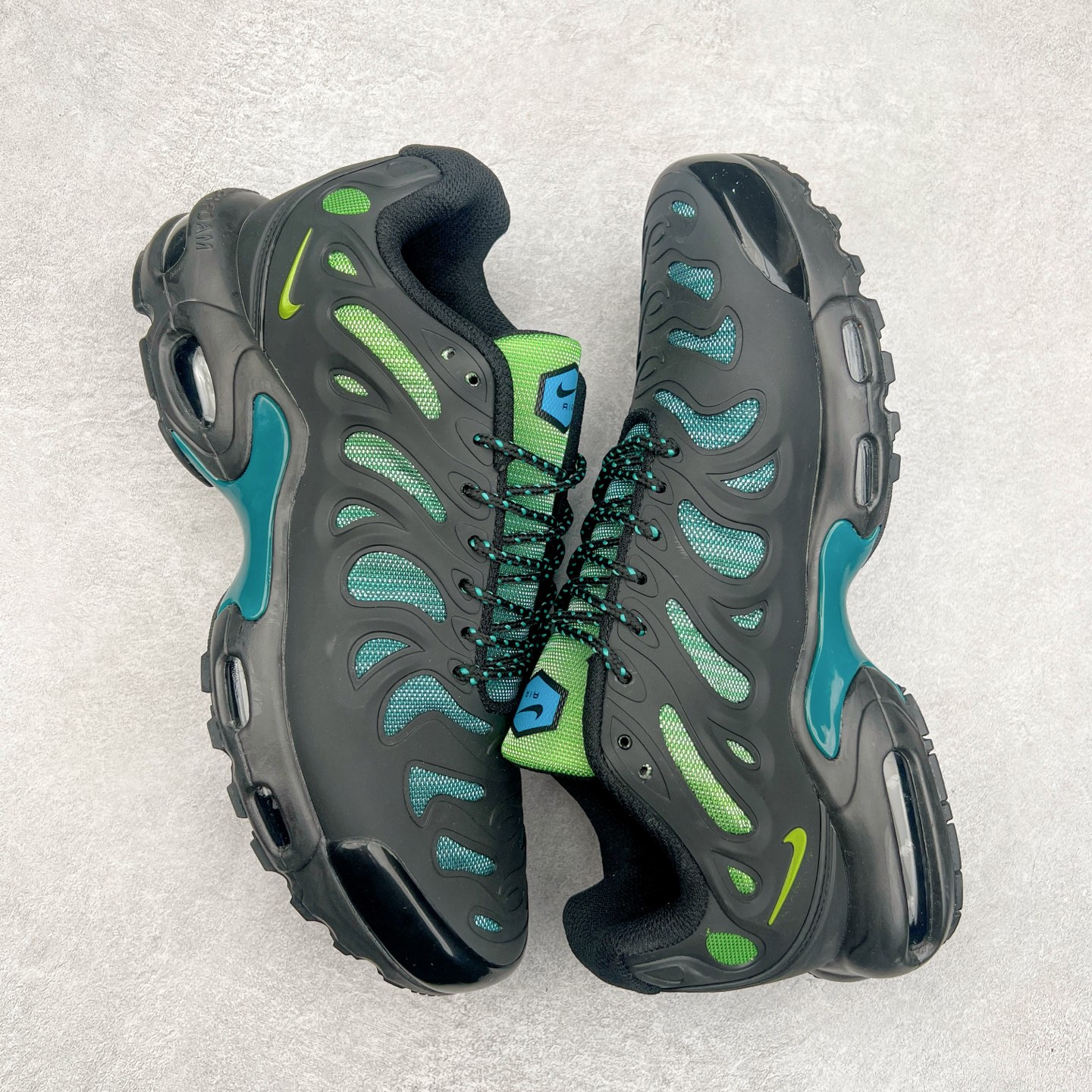 图片[3]-＃MX NK Air Max Plus Drift 复古气垫跑鞋 FD4748-011 中底造型大部分保留，仅在前段追加了加固上翻 鞋面的经典轮廓得以重塑 带来更契合现代审美的外观 整双鞋采用撞色妆点 鞋面采用网眼布和皮革材质打造 鞋舌处带有 3M 反光科技 鞋垫处和鞋后跟印有 “TN” 字样 彰显鞋款身份 配置方面中底搭载 Air Max 科技 保证了日常穿着的缓震性 尺码：36 36.5 37.5 38 38.5 39 40 40.5 41 42 42.5 43 44 44.5 45-选品中心