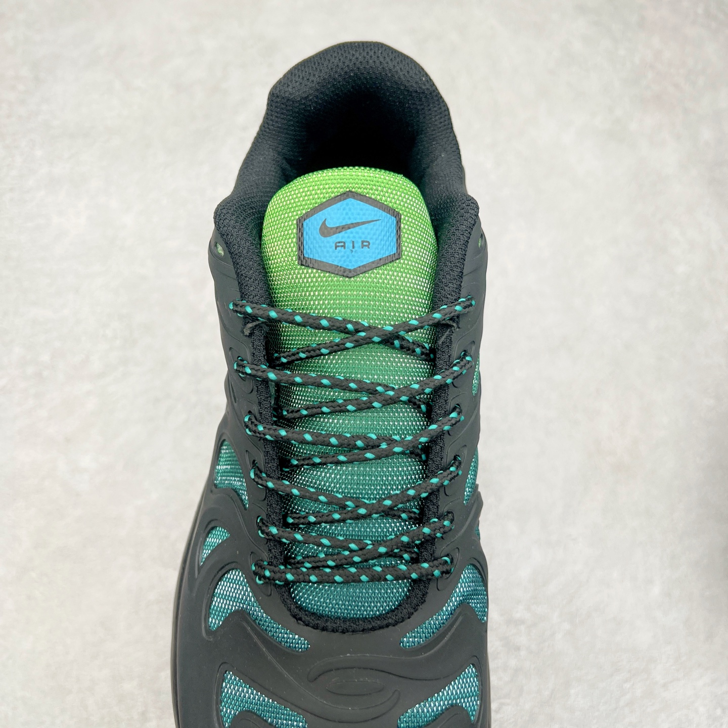 图片[5]-＃MX NK Air Max Plus Drift 复古气垫跑鞋 FD4748-011 中底造型大部分保留，仅在前段追加了加固上翻 鞋面的经典轮廓得以重塑 带来更契合现代审美的外观 整双鞋采用撞色妆点 鞋面采用网眼布和皮革材质打造 鞋舌处带有 3M 反光科技 鞋垫处和鞋后跟印有 “TN” 字样 彰显鞋款身份 配置方面中底搭载 Air Max 科技 保证了日常穿着的缓震性 尺码：36 36.5 37.5 38 38.5 39 40 40.5 41 42 42.5 43 44 44.5 45-选品中心