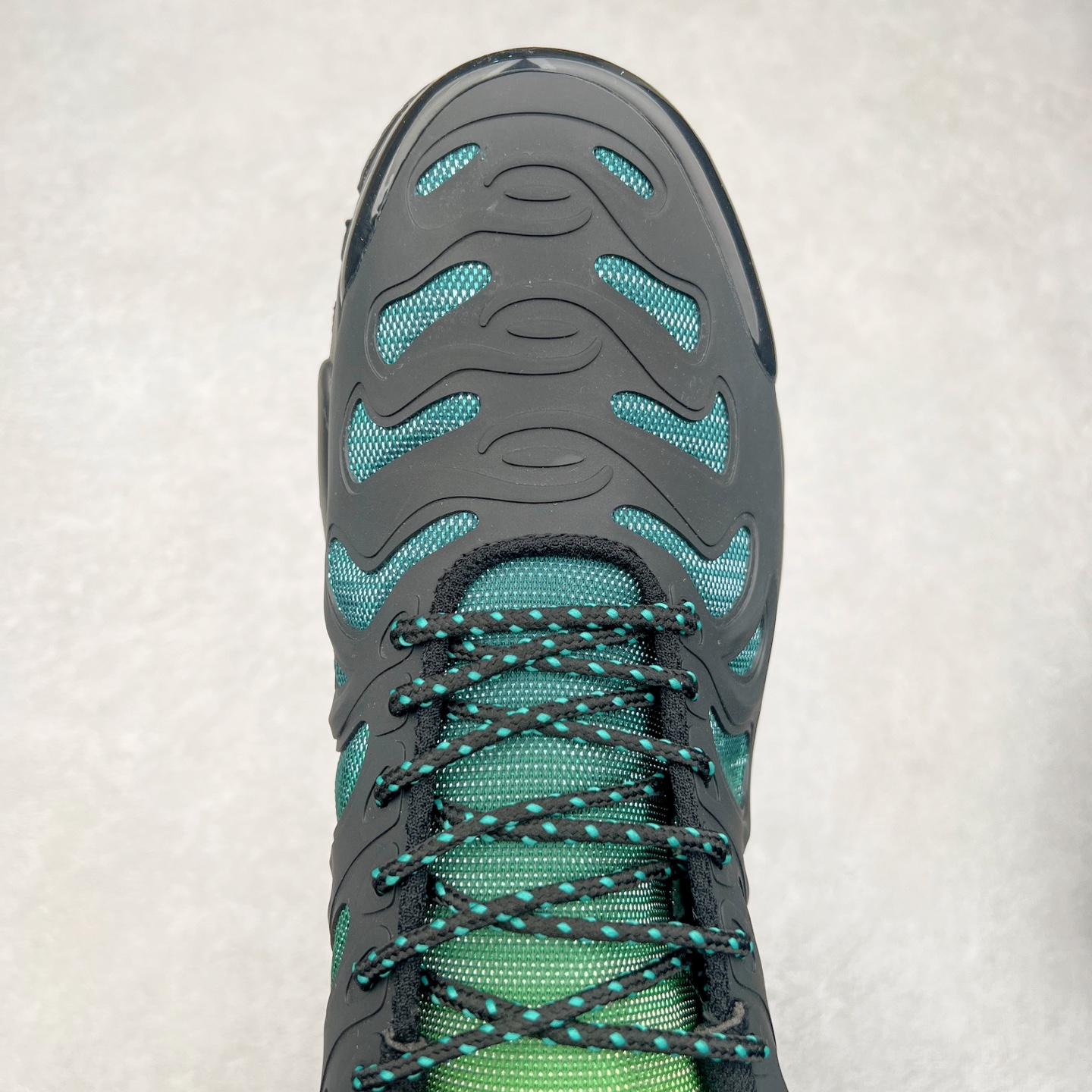 图片[4]-＃MX NK Air Max Plus Drift 复古气垫跑鞋 FD4748-011 中底造型大部分保留，仅在前段追加了加固上翻 鞋面的经典轮廓得以重塑 带来更契合现代审美的外观 整双鞋采用撞色妆点 鞋面采用网眼布和皮革材质打造 鞋舌处带有 3M 反光科技 鞋垫处和鞋后跟印有 “TN” 字样 彰显鞋款身份 配置方面中底搭载 Air Max 科技 保证了日常穿着的缓震性 尺码：36 36.5 37.5 38 38.5 39 40 40.5 41 42 42.5 43 44 44.5 45-选品中心