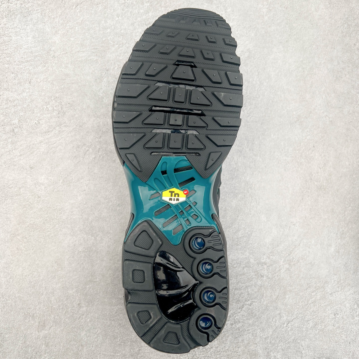 图片[9]-＃MX NK Air Max Plus Drift 复古气垫跑鞋 FD4748-011 中底造型大部分保留，仅在前段追加了加固上翻 鞋面的经典轮廓得以重塑 带来更契合现代审美的外观 整双鞋采用撞色妆点 鞋面采用网眼布和皮革材质打造 鞋舌处带有 3M 反光科技 鞋垫处和鞋后跟印有 “TN” 字样 彰显鞋款身份 配置方面中底搭载 Air Max 科技 保证了日常穿着的缓震性 尺码：36 36.5 37.5 38 38.5 39 40 40.5 41 42 42.5 43 44 44.5 45-选品中心