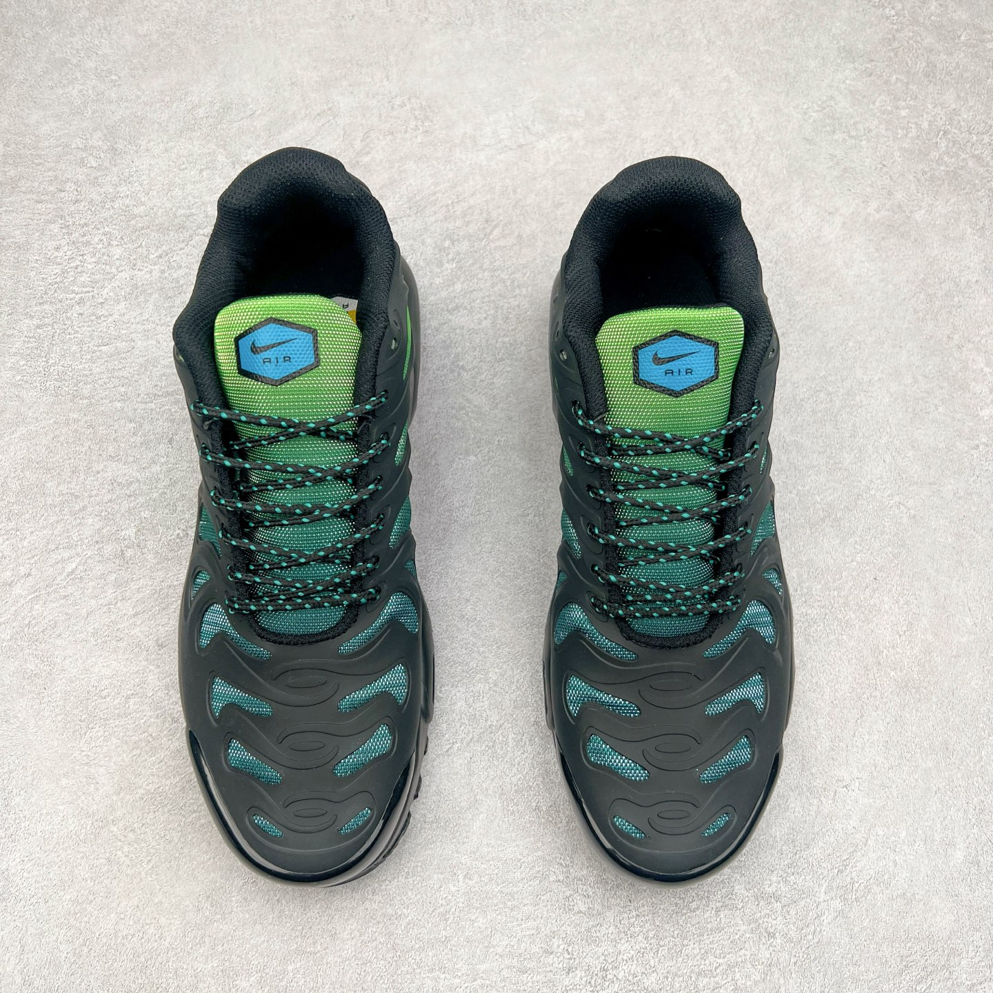 图片[2]-＃MX NK Air Max Plus Drift 复古气垫跑鞋 FD4748-011 中底造型大部分保留，仅在前段追加了加固上翻 鞋面的经典轮廓得以重塑 带来更契合现代审美的外观 整双鞋采用撞色妆点 鞋面采用网眼布和皮革材质打造 鞋舌处带有 3M 反光科技 鞋垫处和鞋后跟印有 “TN” 字样 彰显鞋款身份 配置方面中底搭载 Air Max 科技 保证了日常穿着的缓震性 尺码：36 36.5 37.5 38 38.5 39 40 40.5 41 42 42.5 43 44 44.5 45-选品中心