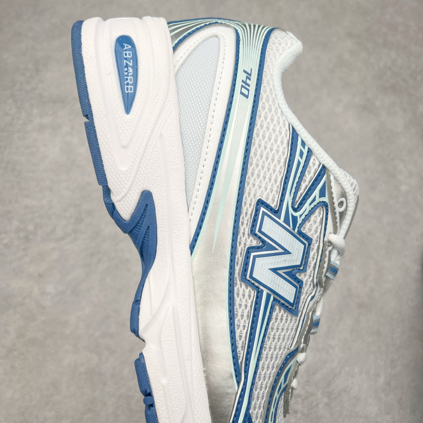 图片[6]-＃福利特价 New Balance MR740 NB新百伦系列复古老爹风休闲运动慢跑鞋 采用轻质牛剖革拼接透气网眼衬垫织物鞋面材质 T-Beam大底提供足步弓支撑 保持步态稳定#后跟搭载外露缓震胶 鞋身整体以各种深浅不一的灰色覆盖 鞋头以淡蓝色调装饰，网眼衬垫通过不规律的色块实现做旧的美感 泛黄的鞋底更是进一步增添了复古气息 尺码：36 37 37.5 38 38.5 39.5 40 40.5 41.5 42 42.5 43 44 45-选品中心