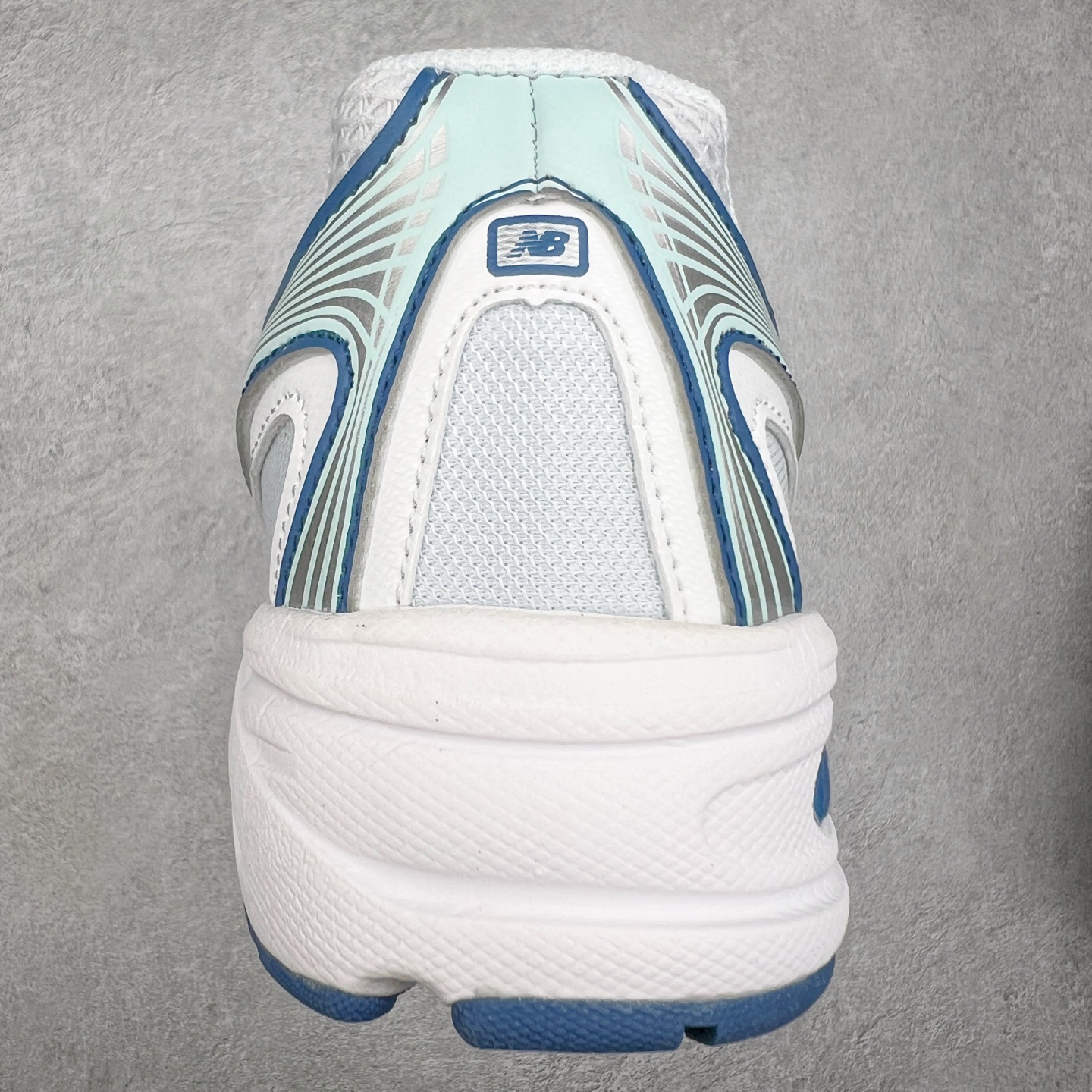 图片[8]-＃福利特价 New Balance MR740 NB新百伦系列复古老爹风休闲运动慢跑鞋 采用轻质牛剖革拼接透气网眼衬垫织物鞋面材质 T-Beam大底提供足步弓支撑 保持步态稳定#后跟搭载外露缓震胶 鞋身整体以各种深浅不一的灰色覆盖 鞋头以淡蓝色调装饰，网眼衬垫通过不规律的色块实现做旧的美感 泛黄的鞋底更是进一步增添了复古气息 尺码：36 37 37.5 38 38.5 39.5 40 40.5 41.5 42 42.5 43 44 45-选品中心