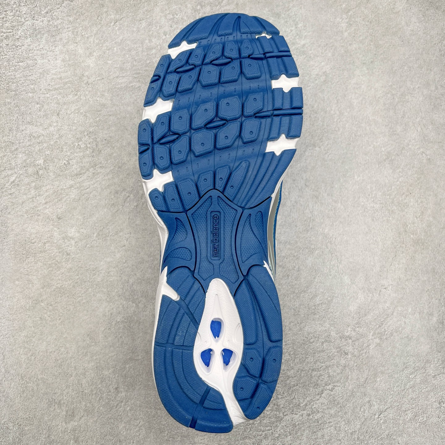 图片[9]-＃福利特价 New Balance MR740 NB新百伦系列复古老爹风休闲运动慢跑鞋 采用轻质牛剖革拼接透气网眼衬垫织物鞋面材质 T-Beam大底提供足步弓支撑 保持步态稳定#后跟搭载外露缓震胶 鞋身整体以各种深浅不一的灰色覆盖 鞋头以淡蓝色调装饰，网眼衬垫通过不规律的色块实现做旧的美感 泛黄的鞋底更是进一步增添了复古气息 尺码：36 37 37.5 38 38.5 39.5 40 40.5 41.5 42 42.5 43 44 45-选品中心