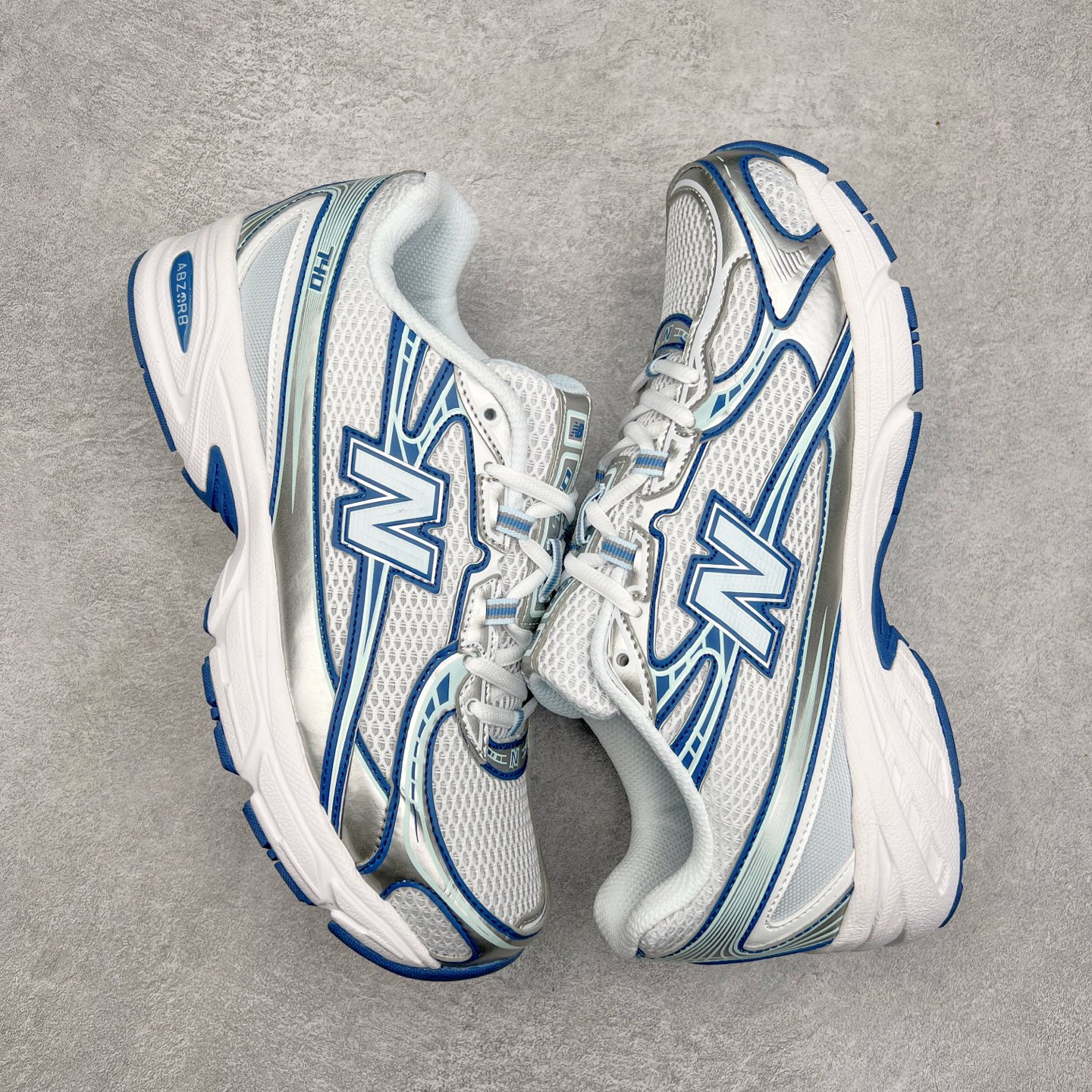 图片[3]-＃福利特价 New Balance MR740 NB新百伦系列复古老爹风休闲运动慢跑鞋 采用轻质牛剖革拼接透气网眼衬垫织物鞋面材质 T-Beam大底提供足步弓支撑 保持步态稳定#后跟搭载外露缓震胶 鞋身整体以各种深浅不一的灰色覆盖 鞋头以淡蓝色调装饰，网眼衬垫通过不规律的色块实现做旧的美感 泛黄的鞋底更是进一步增添了复古气息 尺码：36 37 37.5 38 38.5 39.5 40 40.5 41.5 42 42.5 43 44 45-选品中心