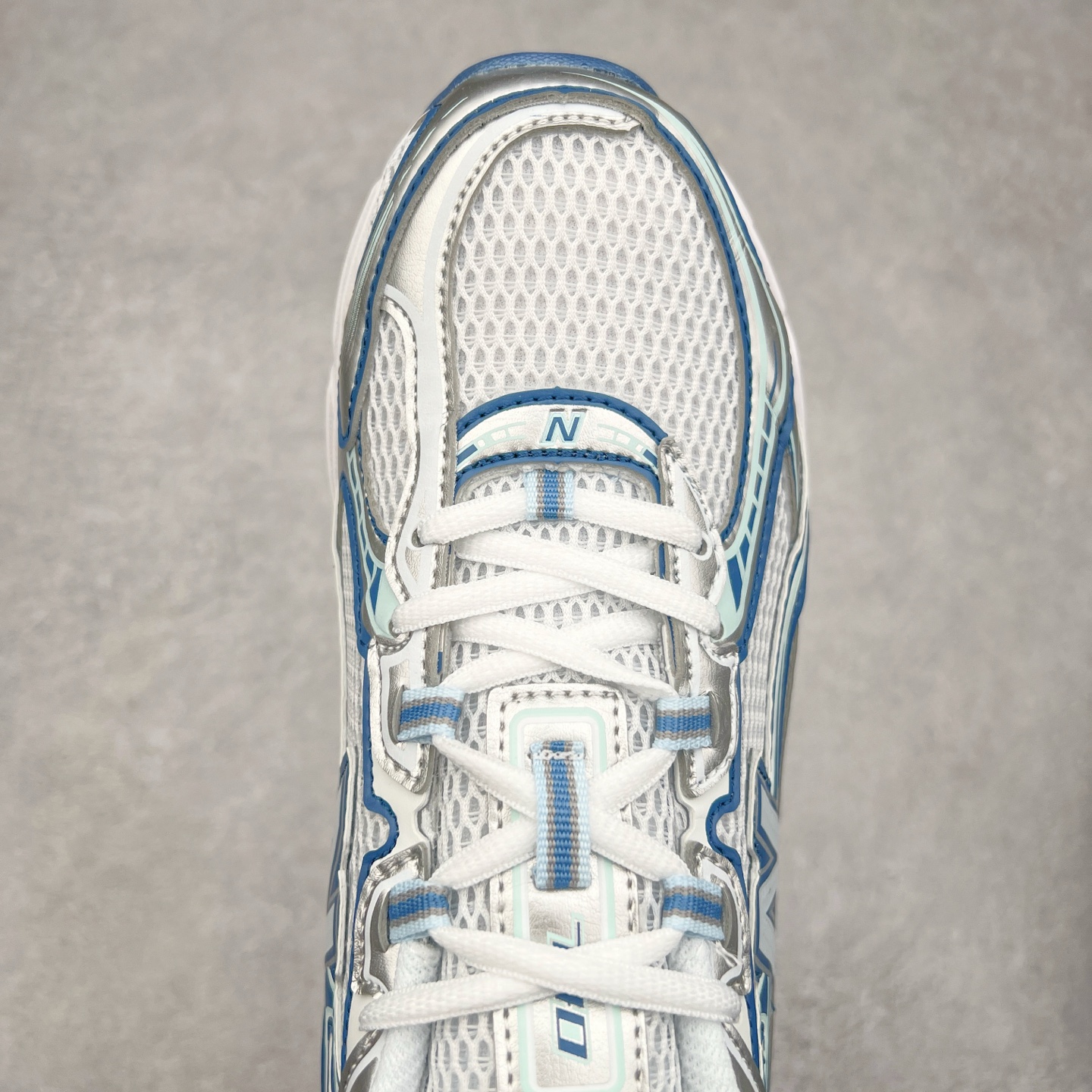 图片[4]-＃福利特价 New Balance MR740 NB新百伦系列复古老爹风休闲运动慢跑鞋 采用轻质牛剖革拼接透气网眼衬垫织物鞋面材质 T-Beam大底提供足步弓支撑 保持步态稳定#后跟搭载外露缓震胶 鞋身整体以各种深浅不一的灰色覆盖 鞋头以淡蓝色调装饰，网眼衬垫通过不规律的色块实现做旧的美感 泛黄的鞋底更是进一步增添了复古气息 尺码：36 37 37.5 38 38.5 39.5 40 40.5 41.5 42 42.5 43 44 45-选品中心