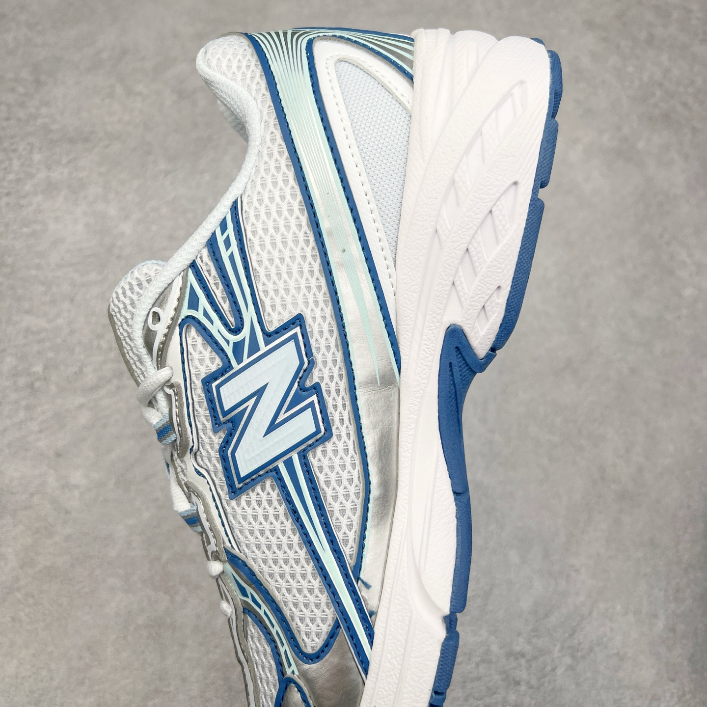 图片[7]-＃福利特价 New Balance MR740 NB新百伦系列复古老爹风休闲运动慢跑鞋 采用轻质牛剖革拼接透气网眼衬垫织物鞋面材质 T-Beam大底提供足步弓支撑 保持步态稳定#后跟搭载外露缓震胶 鞋身整体以各种深浅不一的灰色覆盖 鞋头以淡蓝色调装饰，网眼衬垫通过不规律的色块实现做旧的美感 泛黄的鞋底更是进一步增添了复古气息 尺码：36 37 37.5 38 38.5 39.5 40 40.5 41.5 42 42.5 43 44 45-选品中心