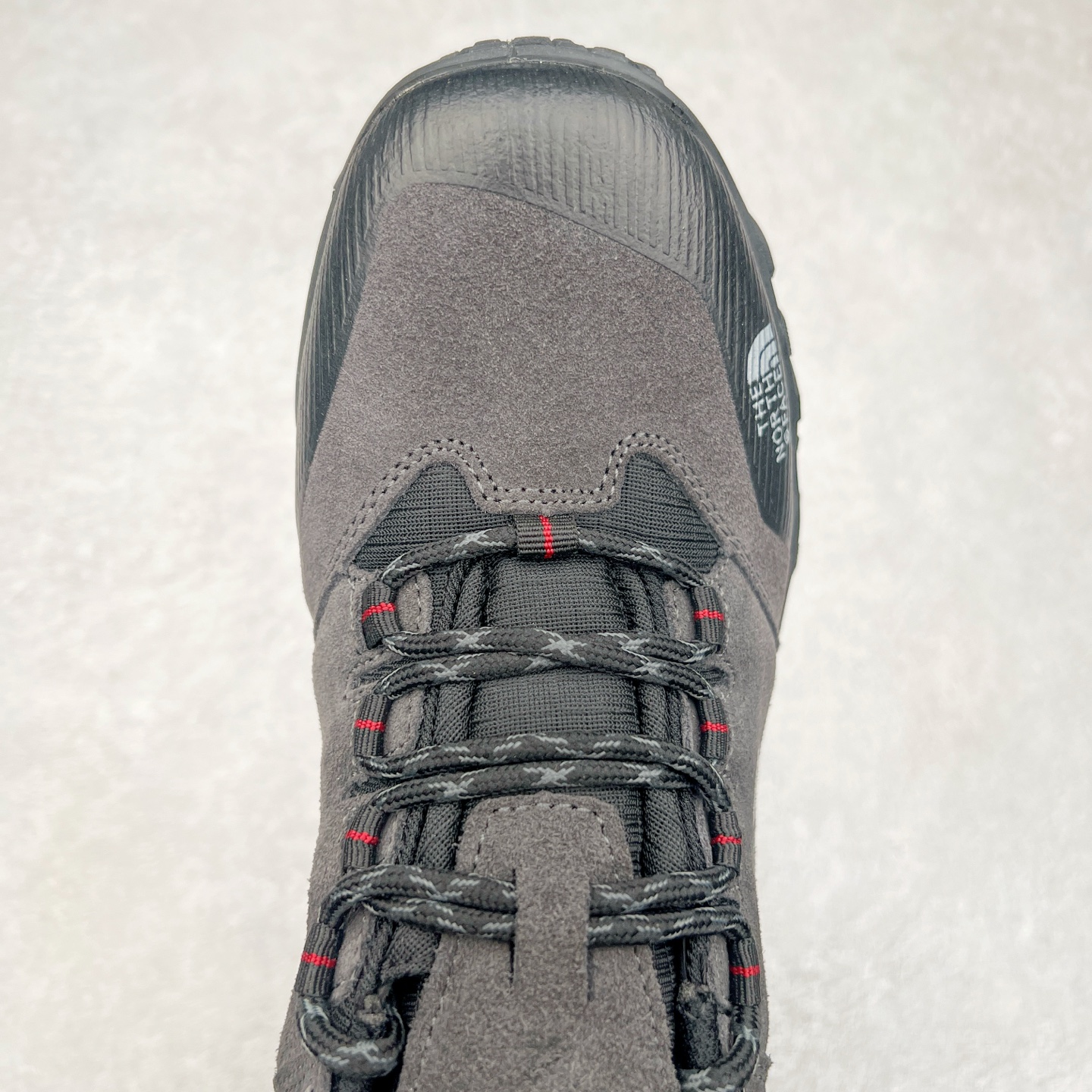 图片[4]-The North Face 北面 乐斯菲斯户外运动休闲登山鞋越野徒步鞋 广东大厂品质 面料采用进口磨砂牛皮 鞋底采用Vibram黄金大底 专门为鞋底设计的橡胶以出色的耐磨性 良好的防滑性或得不少户外运动爱好者的喜欢 专业户外登山品牌（北面）The North Face自1966年创立，由两位热爱登山徒步的年轻登山者于美西旧金山开创，不断透过研发与创新，并且将最先进的技术结合在服装与鞋款设计，生产多种外型帅气且专业能力非常强的户外运动装备而备受欢迎。尺码：40-45（运动鞋码）-选品中心