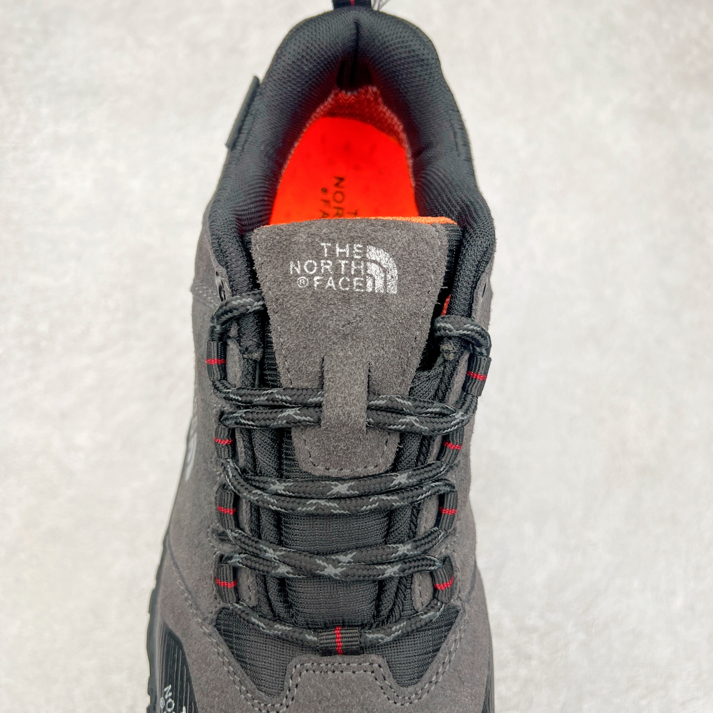 图片[5]-The North Face 北面 乐斯菲斯户外运动休闲登山鞋越野徒步鞋 广东大厂品质 面料采用进口磨砂牛皮 鞋底采用Vibram黄金大底 专门为鞋底设计的橡胶以出色的耐磨性 良好的防滑性或得不少户外运动爱好者的喜欢 专业户外登山品牌（北面）The North Face自1966年创立，由两位热爱登山徒步的年轻登山者于美西旧金山开创，不断透过研发与创新，并且将最先进的技术结合在服装与鞋款设计，生产多种外型帅气且专业能力非常强的户外运动装备而备受欢迎。尺码：40-45（运动鞋码）-选品中心