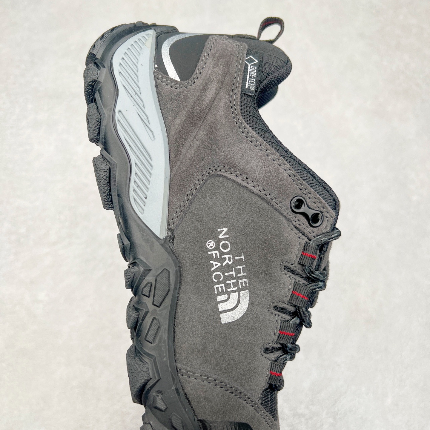 图片[6]-The North Face 北面 乐斯菲斯户外运动休闲登山鞋越野徒步鞋 广东大厂品质 面料采用进口磨砂牛皮 鞋底采用Vibram黄金大底 专门为鞋底设计的橡胶以出色的耐磨性 良好的防滑性或得不少户外运动爱好者的喜欢 专业户外登山品牌（北面）The North Face自1966年创立，由两位热爱登山徒步的年轻登山者于美西旧金山开创，不断透过研发与创新，并且将最先进的技术结合在服装与鞋款设计，生产多种外型帅气且专业能力非常强的户外运动装备而备受欢迎。尺码：40-45（运动鞋码）-选品中心