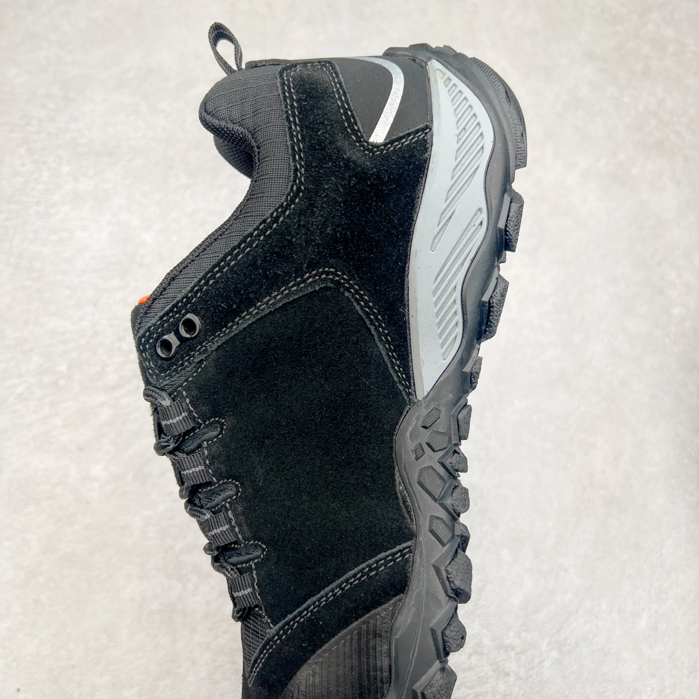 图片[7]-The North Face 北面 乐斯菲斯户外运动休闲登山鞋越野徒步鞋 广东大厂品质 面料采用进口磨砂牛皮 鞋底采用Vibram黄金大底 专门为鞋底设计的橡胶以出色的耐磨性 良好的防滑性或得不少户外运动爱好者的喜欢 专业户外登山品牌（北面）The North Face自1966年创立，由两位热爱登山徒步的年轻登山者于美西旧金山开创，不断透过研发与创新，并且将最先进的技术结合在服装与鞋款设计，生产多种外型帅气且专业能力非常强的户外运动装备而备受欢迎。尺码：40-45（运动鞋码）-选品中心