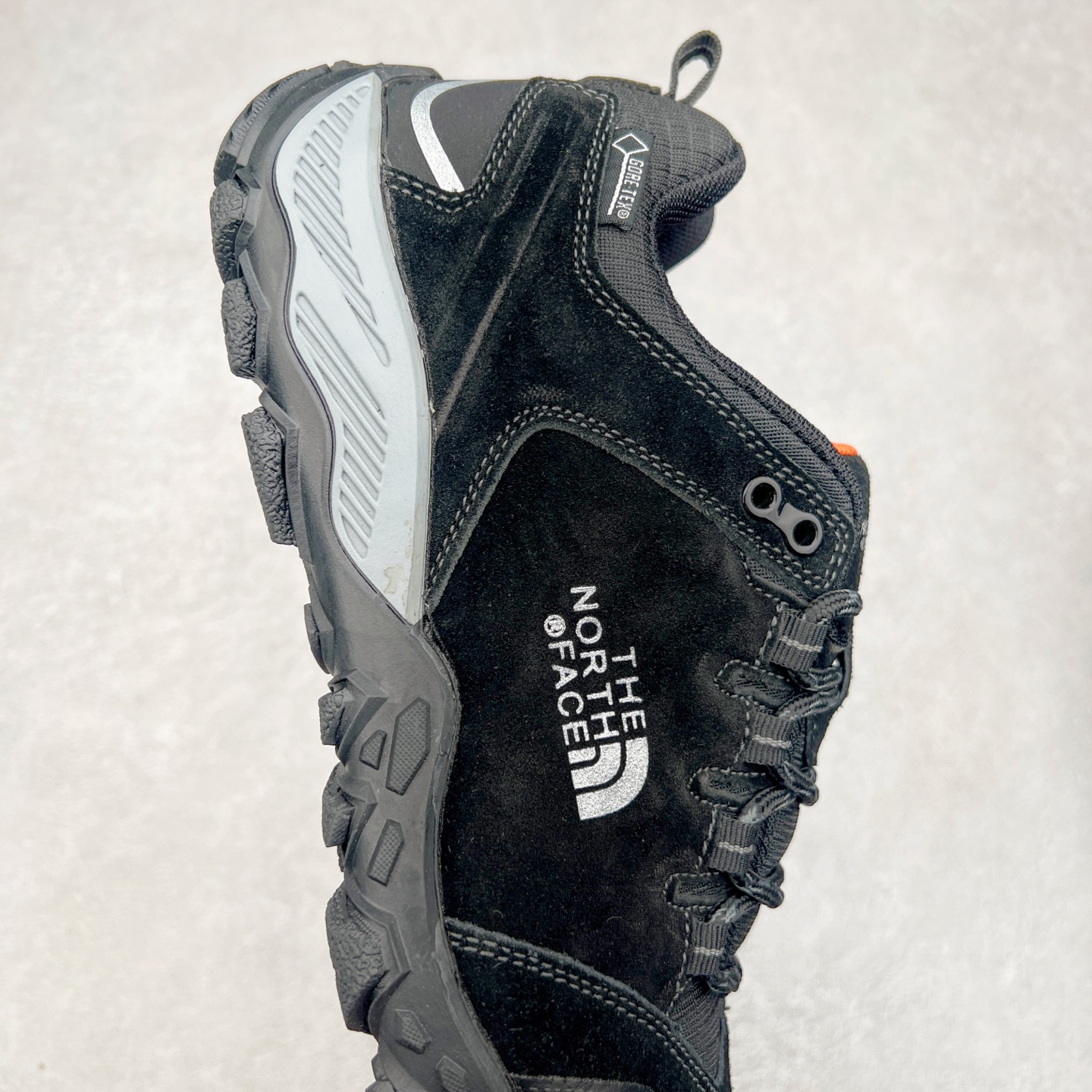 图片[6]-The North Face 北面 乐斯菲斯户外运动休闲登山鞋越野徒步鞋 广东大厂品质 面料采用进口磨砂牛皮 鞋底采用Vibram黄金大底 专门为鞋底设计的橡胶以出色的耐磨性 良好的防滑性或得不少户外运动爱好者的喜欢 专业户外登山品牌（北面）The North Face自1966年创立，由两位热爱登山徒步的年轻登山者于美西旧金山开创，不断透过研发与创新，并且将最先进的技术结合在服装与鞋款设计，生产多种外型帅气且专业能力非常强的户外运动装备而备受欢迎。尺码：40-45（运动鞋码）-选品中心