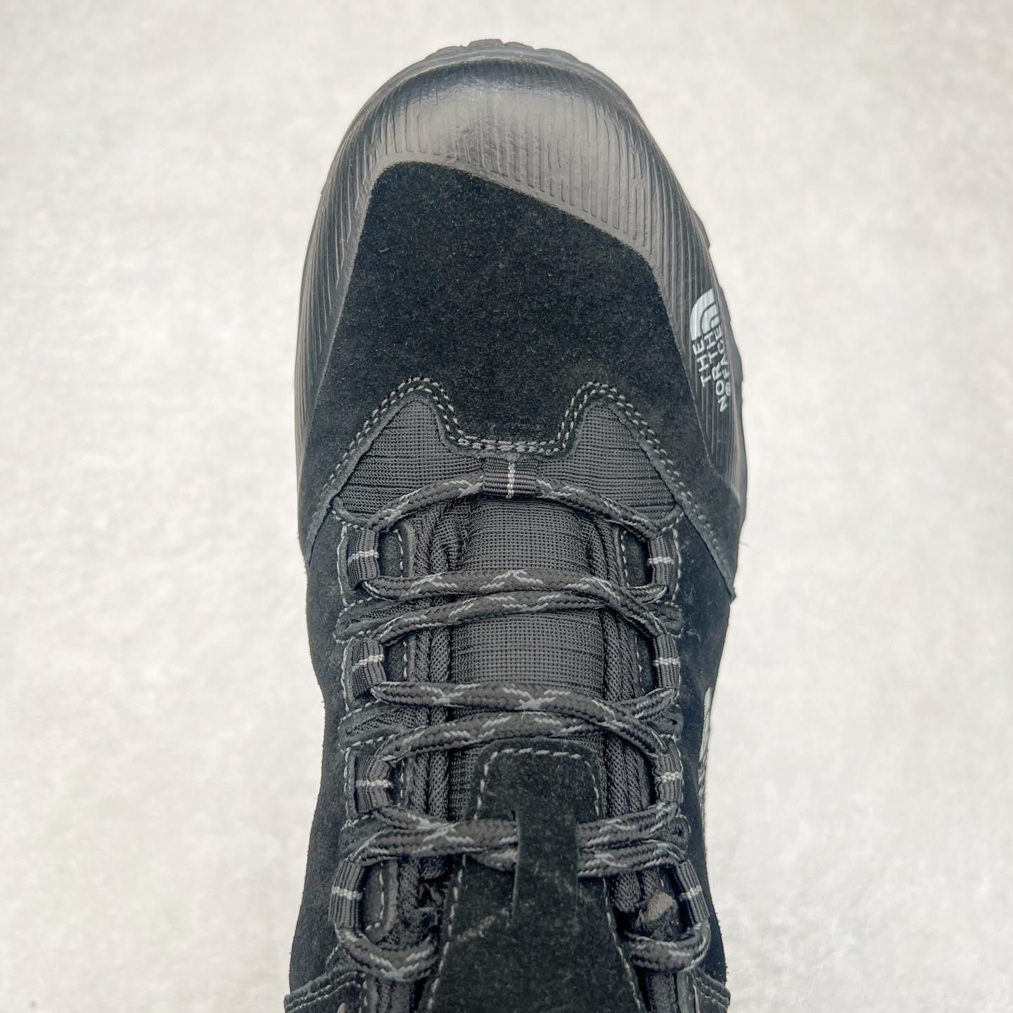 图片[4]-The North Face 北面 乐斯菲斯户外运动休闲登山鞋越野徒步鞋 广东大厂品质 面料采用进口磨砂牛皮 鞋底采用Vibram黄金大底 专门为鞋底设计的橡胶以出色的耐磨性 良好的防滑性或得不少户外运动爱好者的喜欢 专业户外登山品牌（北面）The North Face自1966年创立，由两位热爱登山徒步的年轻登山者于美西旧金山开创，不断透过研发与创新，并且将最先进的技术结合在服装与鞋款设计，生产多种外型帅气且专业能力非常强的户外运动装备而备受欢迎。尺码：40-45（运动鞋码）-选品中心