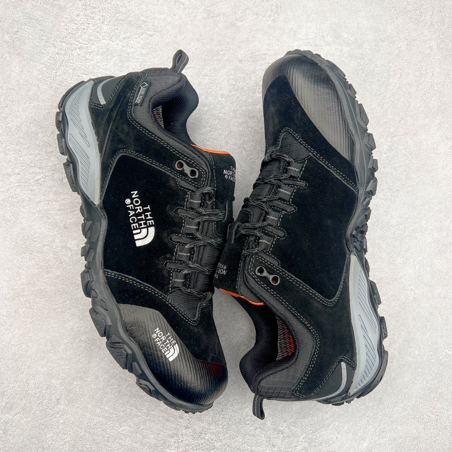 图片[3]-The North Face 北面 乐斯菲斯户外运动休闲登山鞋越野徒步鞋 广东大厂品质 面料采用进口磨砂牛皮 鞋底采用Vibram黄金大底 专门为鞋底设计的橡胶以出色的耐磨性 良好的防滑性或得不少户外运动爱好者的喜欢 专业户外登山品牌（北面）The North Face自1966年创立，由两位热爱登山徒步的年轻登山者于美西旧金山开创，不断透过研发与创新，并且将最先进的技术结合在服装与鞋款设计，生产多种外型帅气且专业能力非常强的户外运动装备而备受欢迎。尺码：40-45（运动鞋码）-选品中心