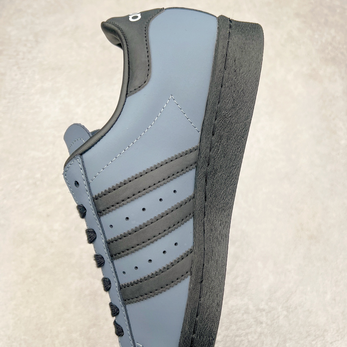 图片[7]-AD Originals Superstar 经典复古贝壳头板鞋 IF6187 诞生于1969年 是第一双将全皮面鞋 身与橡胶鞋头结合在一起的低帮篮球鞋 Superstar最开始 是作为高帮篮球鞋Pro Model的低帮版本而出现的 但因为其独特和醒目的橡胶鞋头造型而让大家熟知 被大家形象地称为\\\”shelltoe\\\”贝壳头 在70年代的美国职业篮球场上 接近3/4的NBA球员都将这双Superstar作为场上用鞋 80年代之后 经过不断的改良和发展 Superstar逐渐成为横跨时装、音乐、街头文化、休闲和运动等各大领域的时尚潮鞋 尺码：36 36.5 37 38 38.5 39 40 40.5 41 42 42.5 43 44 44.5 45-选品中心