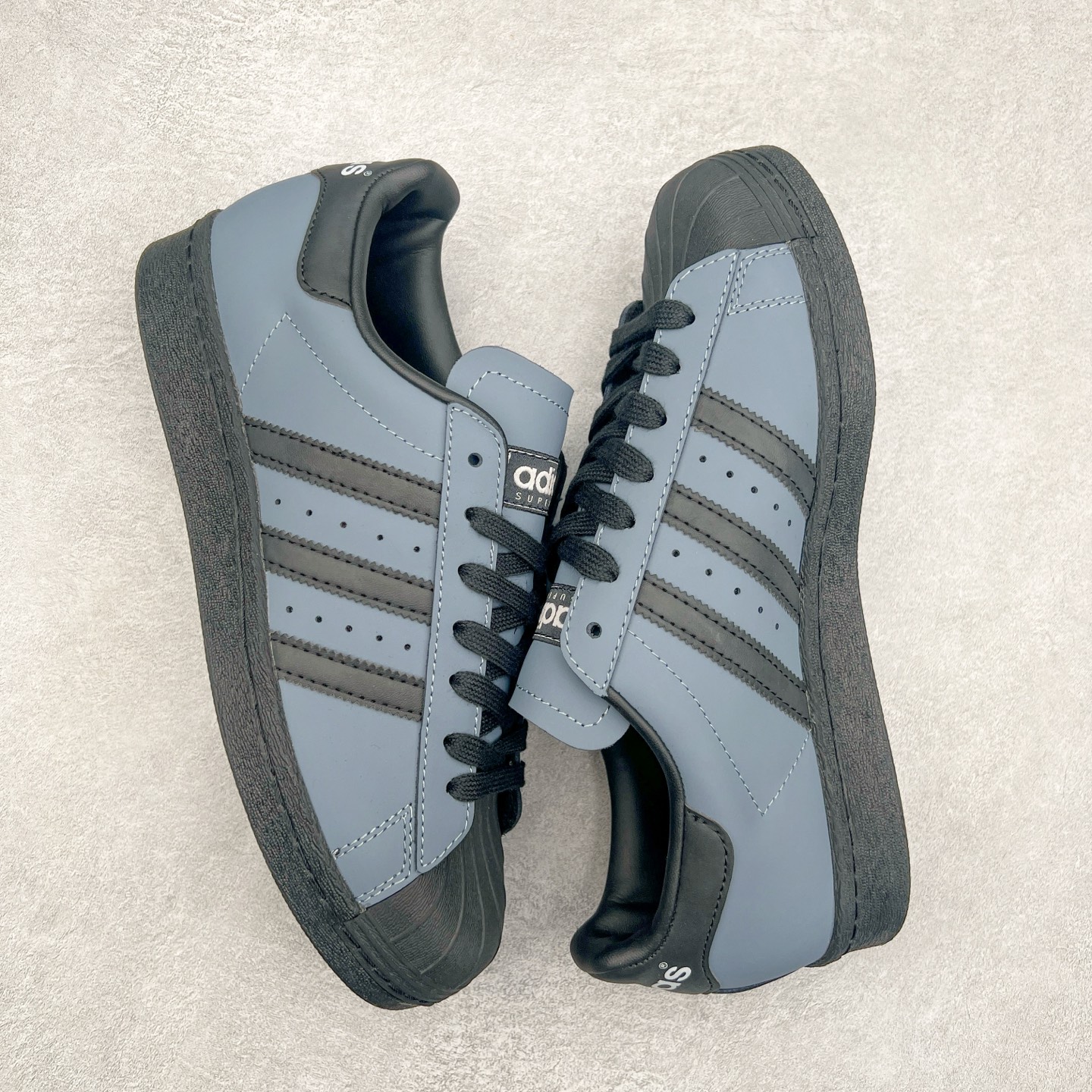 图片[3]-AD Originals Superstar 经典复古贝壳头板鞋 IF6187 诞生于1969年 是第一双将全皮面鞋 身与橡胶鞋头结合在一起的低帮篮球鞋 Superstar最开始 是作为高帮篮球鞋Pro Model的低帮版本而出现的 但因为其独特和醒目的橡胶鞋头造型而让大家熟知 被大家形象地称为\\\”shelltoe\\\”贝壳头 在70年代的美国职业篮球场上 接近3/4的NBA球员都将这双Superstar作为场上用鞋 80年代之后 经过不断的改良和发展 Superstar逐渐成为横跨时装、音乐、街头文化、休闲和运动等各大领域的时尚潮鞋 尺码：36 36.5 37 38 38.5 39 40 40.5 41 42 42.5 43 44 44.5 45-选品中心