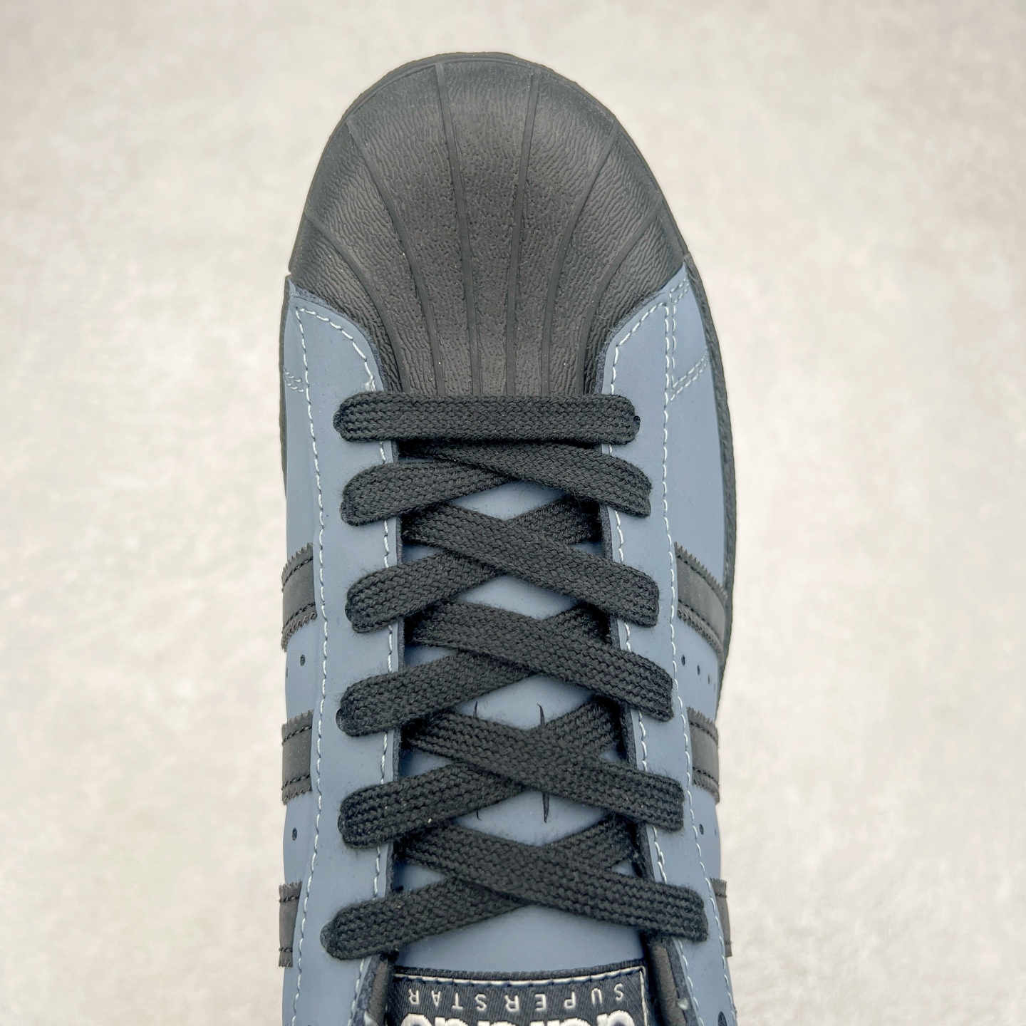 图片[4]-AD Originals Superstar 经典复古贝壳头板鞋 IF6187 诞生于1969年 是第一双将全皮面鞋 身与橡胶鞋头结合在一起的低帮篮球鞋 Superstar最开始 是作为高帮篮球鞋Pro Model的低帮版本而出现的 但因为其独特和醒目的橡胶鞋头造型而让大家熟知 被大家形象地称为\\\”shelltoe\\\”贝壳头 在70年代的美国职业篮球场上 接近3/4的NBA球员都将这双Superstar作为场上用鞋 80年代之后 经过不断的改良和发展 Superstar逐渐成为横跨时装、音乐、街头文化、休闲和运动等各大领域的时尚潮鞋 尺码：36 36.5 37 38 38.5 39 40 40.5 41 42 42.5 43 44 44.5 45-选品中心