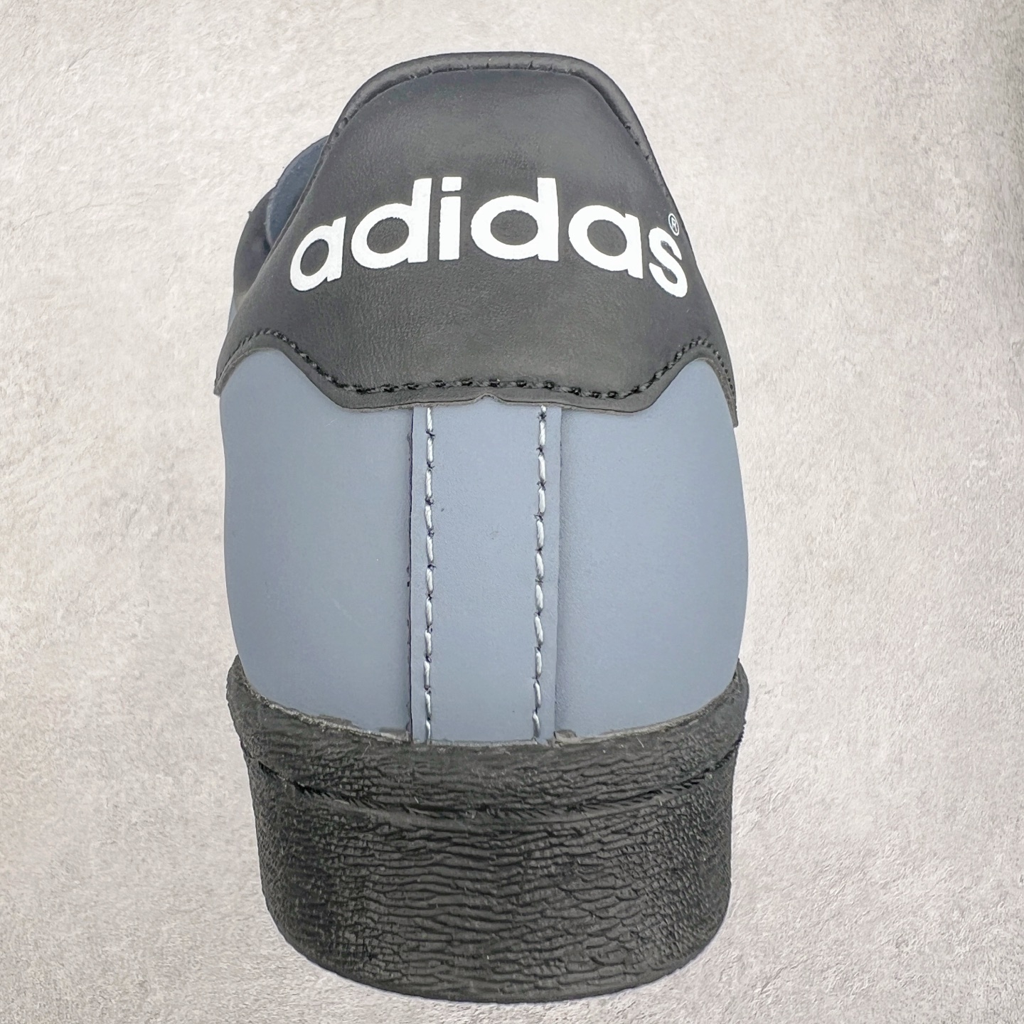 图片[8]-AD Originals Superstar 经典复古贝壳头板鞋 IF6187 诞生于1969年 是第一双将全皮面鞋 身与橡胶鞋头结合在一起的低帮篮球鞋 Superstar最开始 是作为高帮篮球鞋Pro Model的低帮版本而出现的 但因为其独特和醒目的橡胶鞋头造型而让大家熟知 被大家形象地称为\\\”shelltoe\\\”贝壳头 在70年代的美国职业篮球场上 接近3/4的NBA球员都将这双Superstar作为场上用鞋 80年代之后 经过不断的改良和发展 Superstar逐渐成为横跨时装、音乐、街头文化、休闲和运动等各大领域的时尚潮鞋 尺码：36 36.5 37 38 38.5 39 40 40.5 41 42 42.5 43 44 44.5 45-选品中心