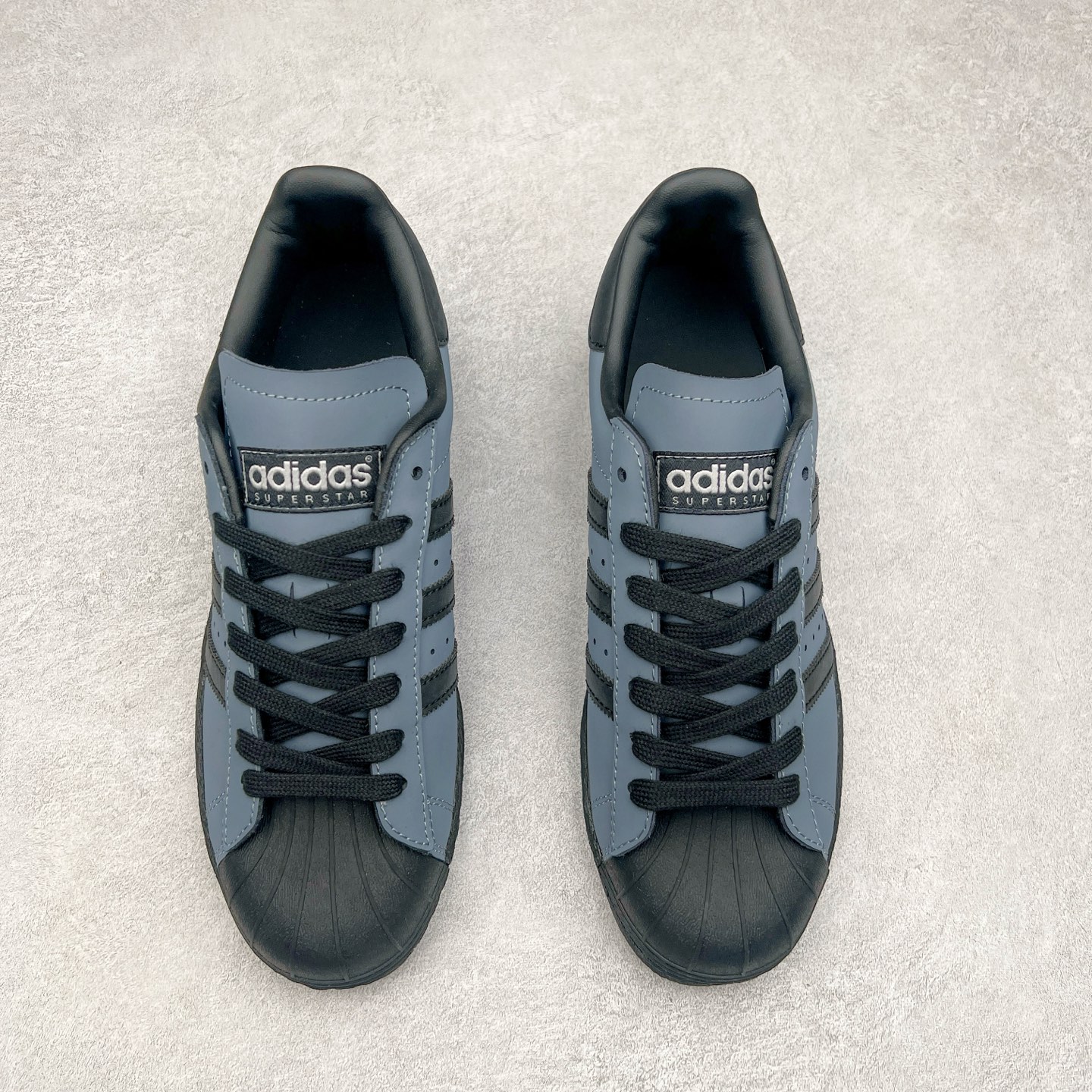 图片[2]-AD Originals Superstar 经典复古贝壳头板鞋 IF6187 诞生于1969年 是第一双将全皮面鞋 身与橡胶鞋头结合在一起的低帮篮球鞋 Superstar最开始 是作为高帮篮球鞋Pro Model的低帮版本而出现的 但因为其独特和醒目的橡胶鞋头造型而让大家熟知 被大家形象地称为\\\”shelltoe\\\”贝壳头 在70年代的美国职业篮球场上 接近3/4的NBA球员都将这双Superstar作为场上用鞋 80年代之后 经过不断的改良和发展 Superstar逐渐成为横跨时装、音乐、街头文化、休闲和运动等各大领域的时尚潮鞋 尺码：36 36.5 37 38 38.5 39 40 40.5 41 42 42.5 43 44 44.5 45-选品中心