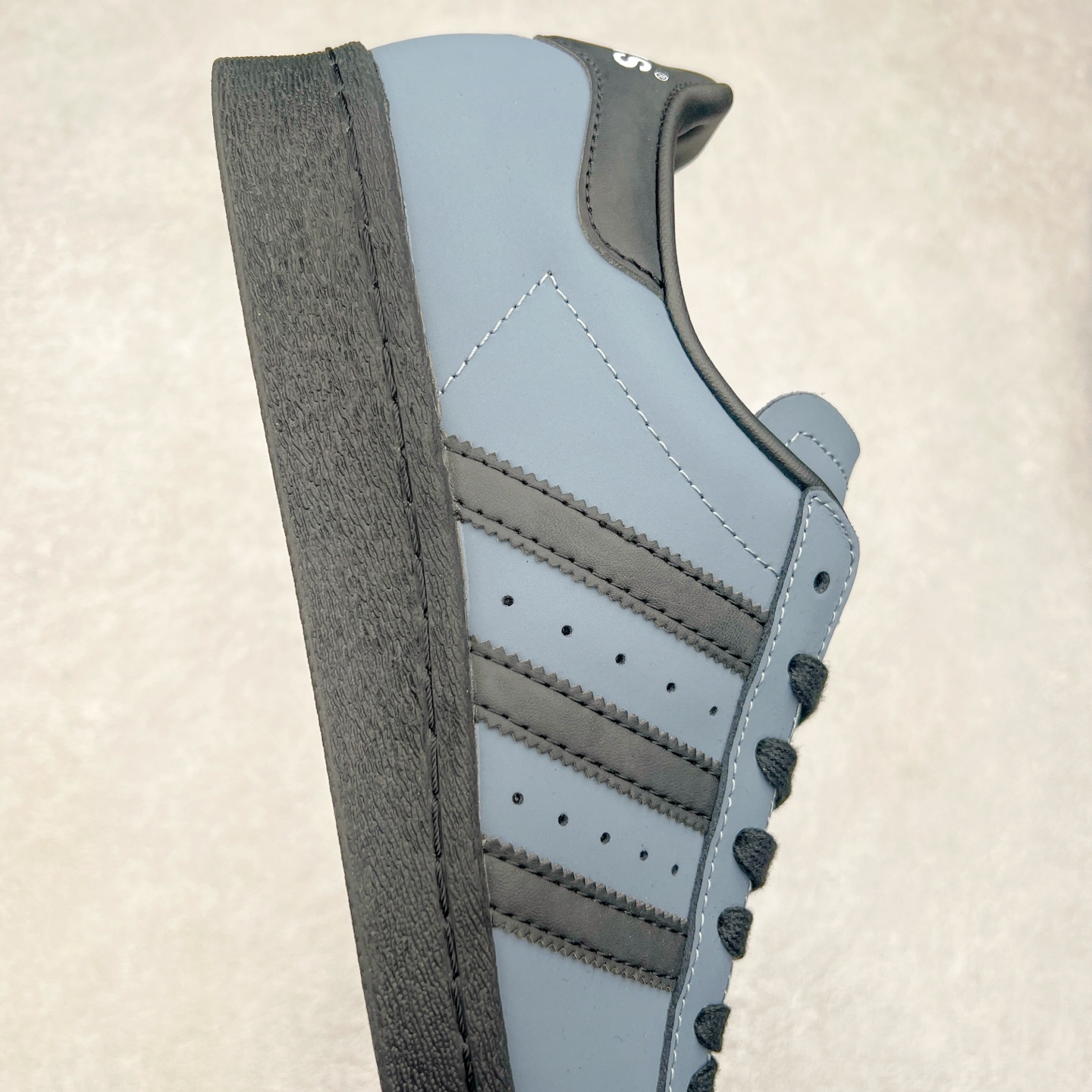 图片[6]-AD Originals Superstar 经典复古贝壳头板鞋 IF6187 诞生于1969年 是第一双将全皮面鞋 身与橡胶鞋头结合在一起的低帮篮球鞋 Superstar最开始 是作为高帮篮球鞋Pro Model的低帮版本而出现的 但因为其独特和醒目的橡胶鞋头造型而让大家熟知 被大家形象地称为\\\”shelltoe\\\”贝壳头 在70年代的美国职业篮球场上 接近3/4的NBA球员都将这双Superstar作为场上用鞋 80年代之后 经过不断的改良和发展 Superstar逐渐成为横跨时装、音乐、街头文化、休闲和运动等各大领域的时尚潮鞋 尺码：36 36.5 37 38 38.5 39 40 40.5 41 42 42.5 43 44 44.5 45-选品中心