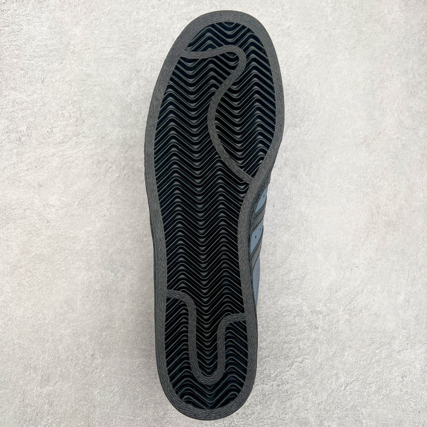 图片[9]-AD Originals Superstar 经典复古贝壳头板鞋 IF6187 诞生于1969年 是第一双将全皮面鞋 身与橡胶鞋头结合在一起的低帮篮球鞋 Superstar最开始 是作为高帮篮球鞋Pro Model的低帮版本而出现的 但因为其独特和醒目的橡胶鞋头造型而让大家熟知 被大家形象地称为\\\”shelltoe\\\”贝壳头 在70年代的美国职业篮球场上 接近3/4的NBA球员都将这双Superstar作为场上用鞋 80年代之后 经过不断的改良和发展 Superstar逐渐成为横跨时装、音乐、街头文化、休闲和运动等各大领域的时尚潮鞋 尺码：36 36.5 37 38 38.5 39 40 40.5 41 42 42.5 43 44 44.5 45-选品中心