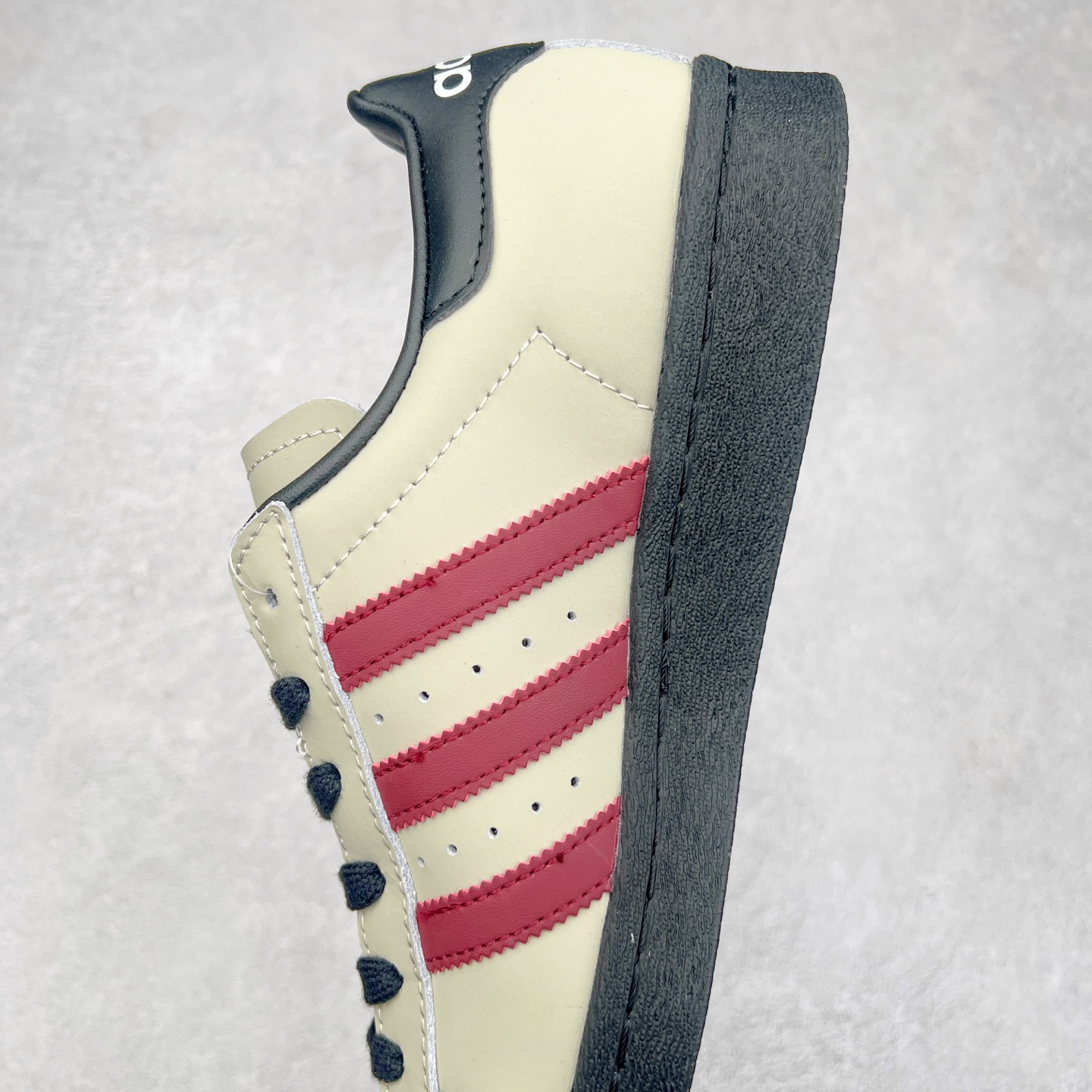 图片[7]-AD Originals Superstar 经典复古贝壳头板鞋 IF6188 诞生于1969年 是第一双将全皮面鞋 身与橡胶鞋头结合在一起的低帮篮球鞋 Superstar最开始 是作为高帮篮球鞋Pro Model的低帮版本而出现的 但因为其独特和醒目的橡胶鞋头造型而让大家熟知 被大家形象地称为\\\”shelltoe\\\”贝壳头 在70年代的美国职业篮球场上 接近3/4的NBA球员都将这双Superstar作为场上用鞋 80年代之后 经过不断的改良和发展 Superstar逐渐成为横跨时装、音乐、街头文化、休闲和运动等各大领域的时尚潮鞋 尺码：36 36.5 37 38 38.5 39 40 40.5 41 42 42.5 43 44 44.5 45-选品中心