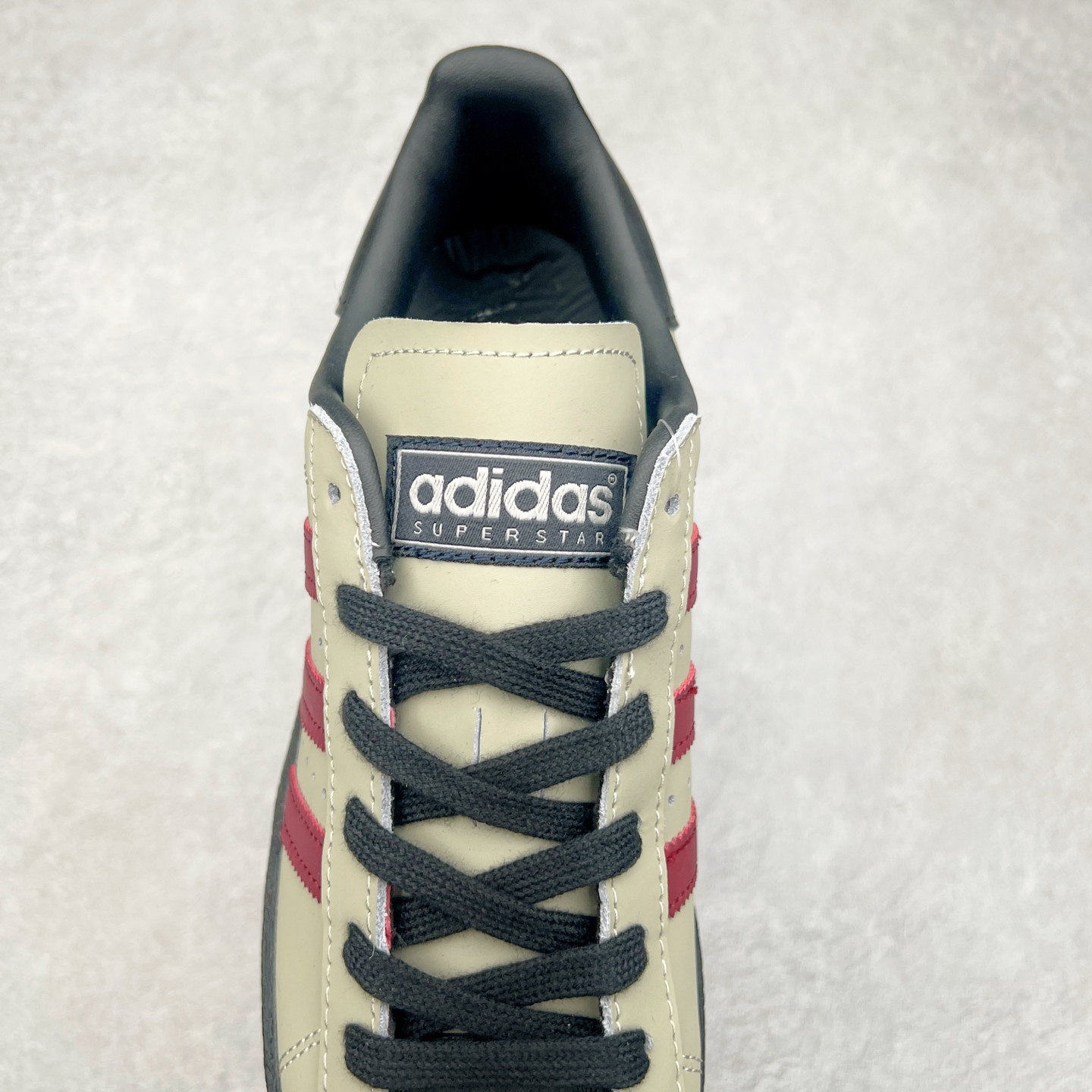 图片[5]-AD Originals Superstar 经典复古贝壳头板鞋 IF6188 诞生于1969年 是第一双将全皮面鞋 身与橡胶鞋头结合在一起的低帮篮球鞋 Superstar最开始 是作为高帮篮球鞋Pro Model的低帮版本而出现的 但因为其独特和醒目的橡胶鞋头造型而让大家熟知 被大家形象地称为\\\”shelltoe\\\”贝壳头 在70年代的美国职业篮球场上 接近3/4的NBA球员都将这双Superstar作为场上用鞋 80年代之后 经过不断的改良和发展 Superstar逐渐成为横跨时装、音乐、街头文化、休闲和运动等各大领域的时尚潮鞋 尺码：36 36.5 37 38 38.5 39 40 40.5 41 42 42.5 43 44 44.5 45-选品中心