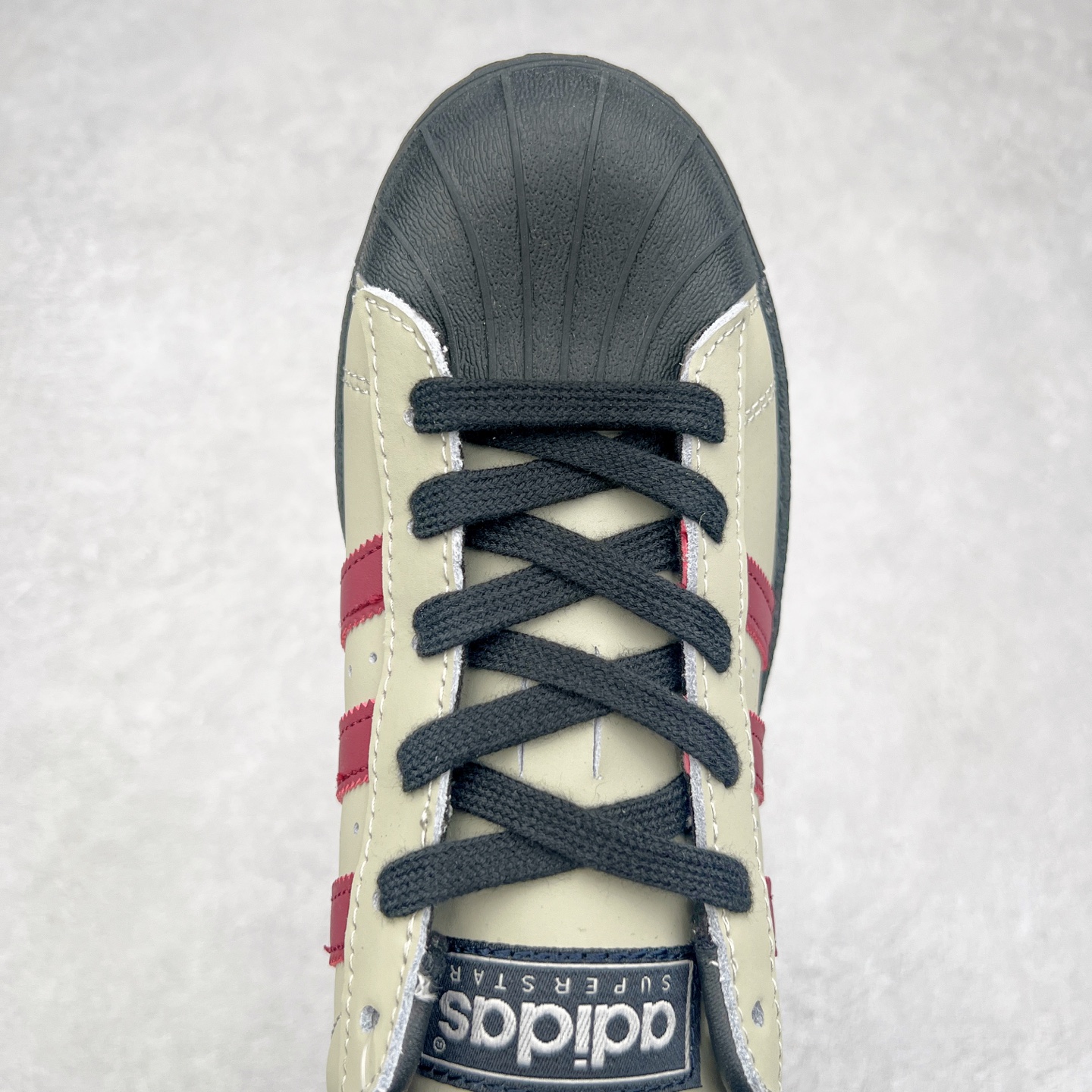 图片[4]-AD Originals Superstar 经典复古贝壳头板鞋 IF6188 诞生于1969年 是第一双将全皮面鞋 身与橡胶鞋头结合在一起的低帮篮球鞋 Superstar最开始 是作为高帮篮球鞋Pro Model的低帮版本而出现的 但因为其独特和醒目的橡胶鞋头造型而让大家熟知 被大家形象地称为\\\”shelltoe\\\”贝壳头 在70年代的美国职业篮球场上 接近3/4的NBA球员都将这双Superstar作为场上用鞋 80年代之后 经过不断的改良和发展 Superstar逐渐成为横跨时装、音乐、街头文化、休闲和运动等各大领域的时尚潮鞋 尺码：36 36.5 37 38 38.5 39 40 40.5 41 42 42.5 43 44 44.5 45-选品中心