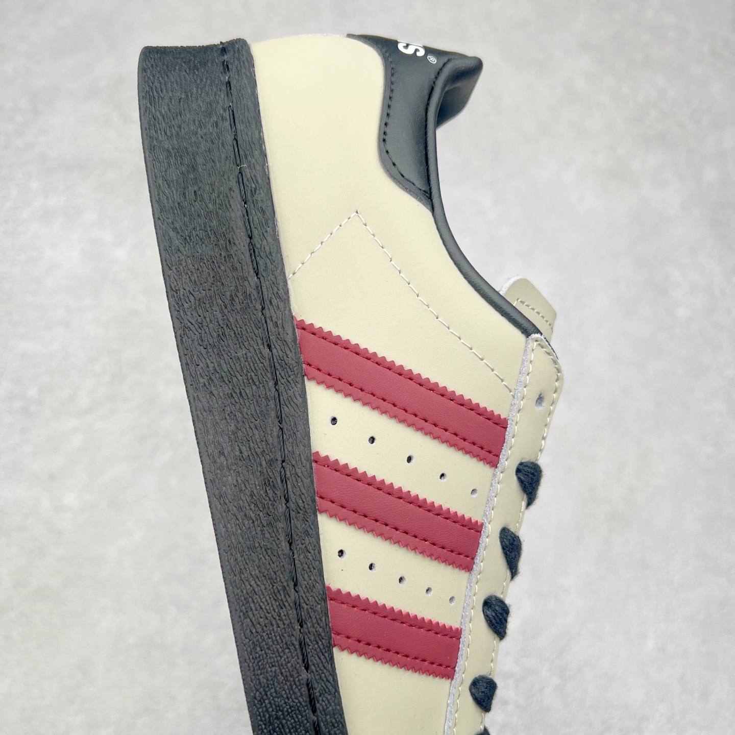 图片[6]-AD Originals Superstar 经典复古贝壳头板鞋 IF6188 诞生于1969年 是第一双将全皮面鞋 身与橡胶鞋头结合在一起的低帮篮球鞋 Superstar最开始 是作为高帮篮球鞋Pro Model的低帮版本而出现的 但因为其独特和醒目的橡胶鞋头造型而让大家熟知 被大家形象地称为\\\”shelltoe\\\”贝壳头 在70年代的美国职业篮球场上 接近3/4的NBA球员都将这双Superstar作为场上用鞋 80年代之后 经过不断的改良和发展 Superstar逐渐成为横跨时装、音乐、街头文化、休闲和运动等各大领域的时尚潮鞋 尺码：36 36.5 37 38 38.5 39 40 40.5 41 42 42.5 43 44 44.5 45-选品中心