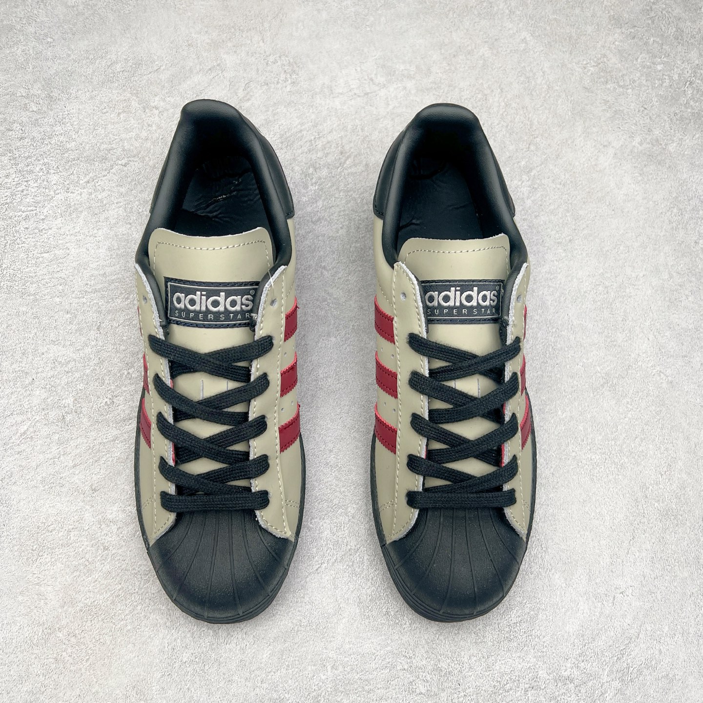 图片[2]-AD Originals Superstar 经典复古贝壳头板鞋 IF6188 诞生于1969年 是第一双将全皮面鞋 身与橡胶鞋头结合在一起的低帮篮球鞋 Superstar最开始 是作为高帮篮球鞋Pro Model的低帮版本而出现的 但因为其独特和醒目的橡胶鞋头造型而让大家熟知 被大家形象地称为\\\”shelltoe\\\”贝壳头 在70年代的美国职业篮球场上 接近3/4的NBA球员都将这双Superstar作为场上用鞋 80年代之后 经过不断的改良和发展 Superstar逐渐成为横跨时装、音乐、街头文化、休闲和运动等各大领域的时尚潮鞋 尺码：36 36.5 37 38 38.5 39 40 40.5 41 42 42.5 43 44 44.5 45-选品中心