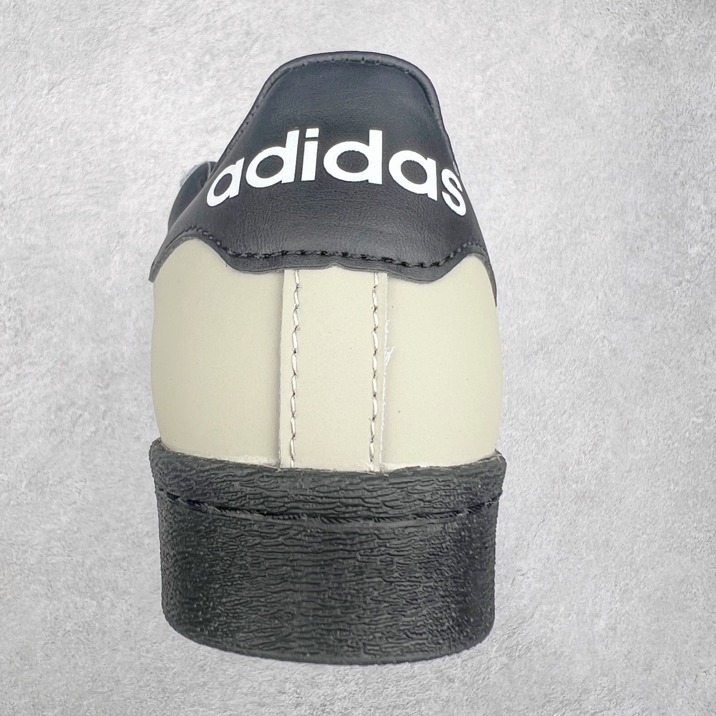 图片[8]-AD Originals Superstar 经典复古贝壳头板鞋 IF6188 诞生于1969年 是第一双将全皮面鞋 身与橡胶鞋头结合在一起的低帮篮球鞋 Superstar最开始 是作为高帮篮球鞋Pro Model的低帮版本而出现的 但因为其独特和醒目的橡胶鞋头造型而让大家熟知 被大家形象地称为\\\”shelltoe\\\”贝壳头 在70年代的美国职业篮球场上 接近3/4的NBA球员都将这双Superstar作为场上用鞋 80年代之后 经过不断的改良和发展 Superstar逐渐成为横跨时装、音乐、街头文化、休闲和运动等各大领域的时尚潮鞋 尺码：36 36.5 37 38 38.5 39 40 40.5 41 42 42.5 43 44 44.5 45-选品中心