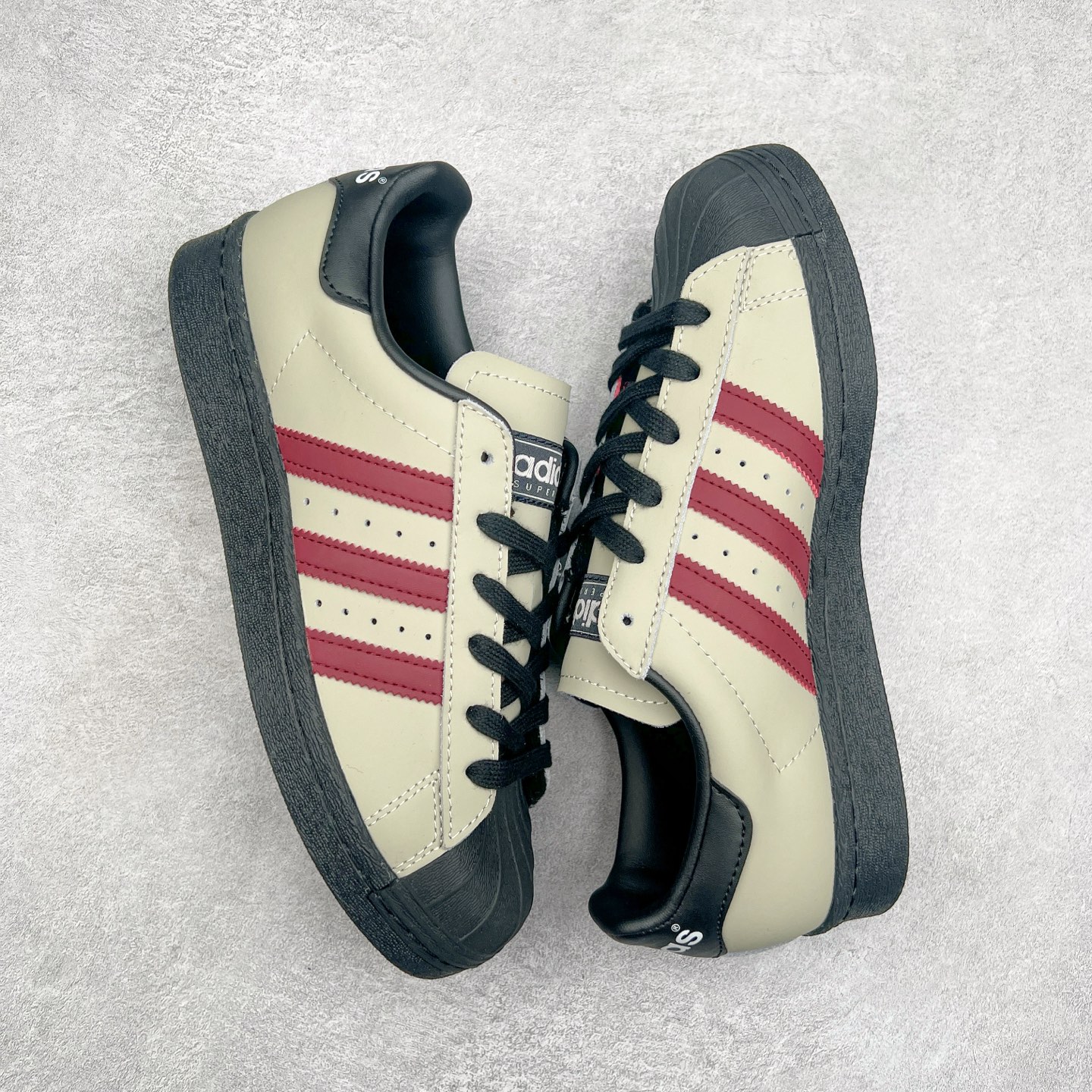 图片[3]-AD Originals Superstar 经典复古贝壳头板鞋 IF6188 诞生于1969年 是第一双将全皮面鞋 身与橡胶鞋头结合在一起的低帮篮球鞋 Superstar最开始 是作为高帮篮球鞋Pro Model的低帮版本而出现的 但因为其独特和醒目的橡胶鞋头造型而让大家熟知 被大家形象地称为\\\”shelltoe\\\”贝壳头 在70年代的美国职业篮球场上 接近3/4的NBA球员都将这双Superstar作为场上用鞋 80年代之后 经过不断的改良和发展 Superstar逐渐成为横跨时装、音乐、街头文化、休闲和运动等各大领域的时尚潮鞋 尺码：36 36.5 37 38 38.5 39 40 40.5 41 42 42.5 43 44 44.5 45-选品中心