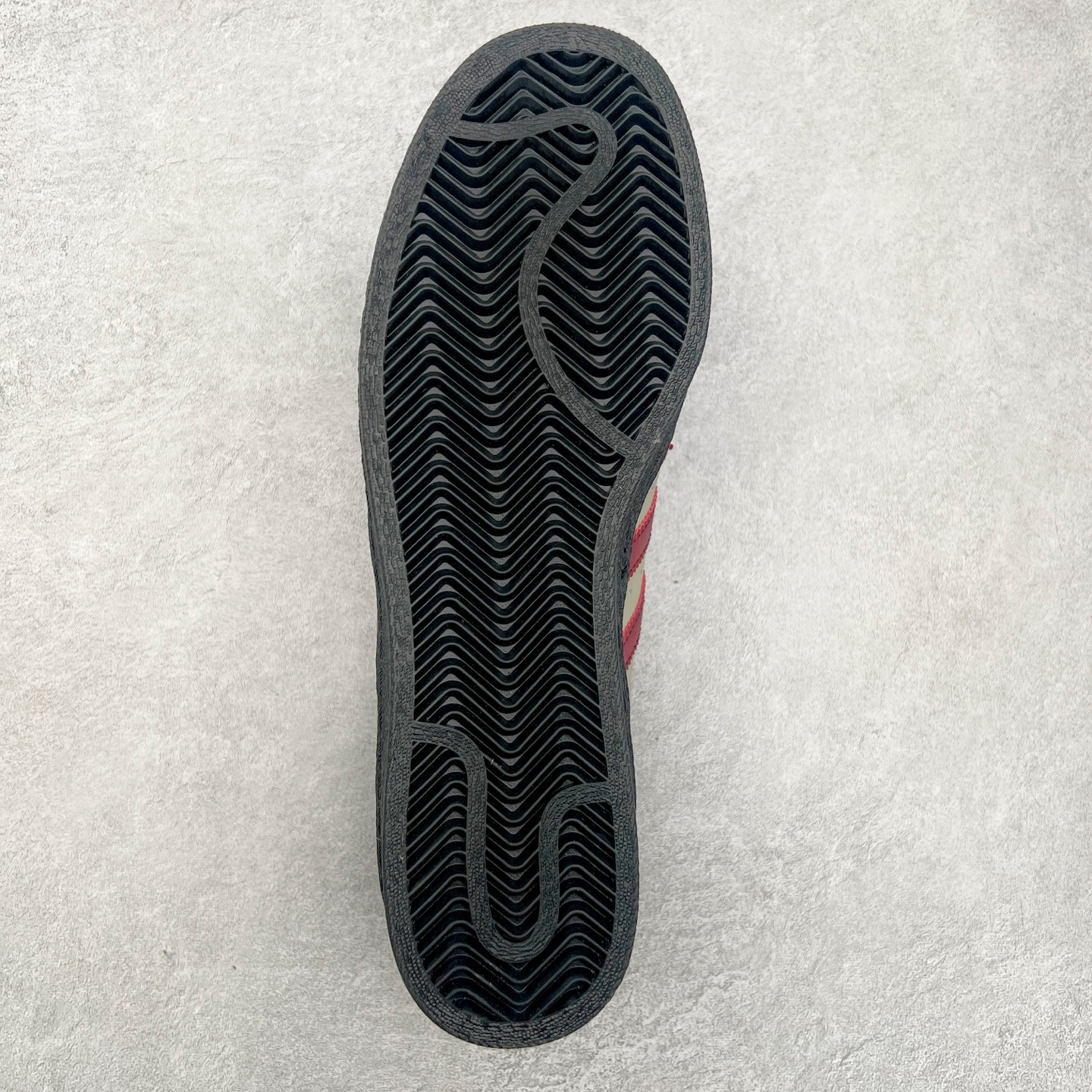 图片[9]-AD Originals Superstar 经典复古贝壳头板鞋 IF6188 诞生于1969年 是第一双将全皮面鞋 身与橡胶鞋头结合在一起的低帮篮球鞋 Superstar最开始 是作为高帮篮球鞋Pro Model的低帮版本而出现的 但因为其独特和醒目的橡胶鞋头造型而让大家熟知 被大家形象地称为\\\”shelltoe\\\”贝壳头 在70年代的美国职业篮球场上 接近3/4的NBA球员都将这双Superstar作为场上用鞋 80年代之后 经过不断的改良和发展 Superstar逐渐成为横跨时装、音乐、街头文化、休闲和运动等各大领域的时尚潮鞋 尺码：36 36.5 37 38 38.5 39 40 40.5 41 42 42.5 43 44 44.5 45-选品中心