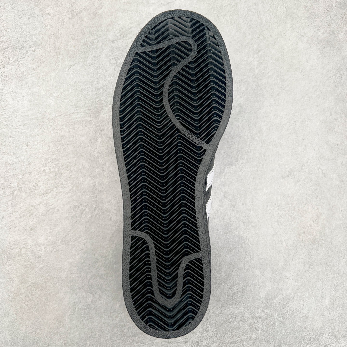 图片[9]-AD Originals Superstar 经典复古贝壳头板鞋 JI0126 诞生于1969年 是第一双将全皮面鞋 身与橡胶鞋头结合在一起的低帮篮球鞋 Superstar最开始 是作为高帮篮球鞋Pro Model的低帮版本而出现的 但因为其独特和醒目的橡胶鞋头造型而让大家熟知 被大家形象地称为\\\”shelltoe\\\”贝壳头 在70年代的美国职业篮球场上 接近3/4的NBA球员都将这双Superstar作为场上用鞋 80年代之后 经过不断的改良和发展 Superstar逐渐成为横跨时装、音乐、街头文化、休闲和运动等各大领域的时尚潮鞋 尺码：36 36.5 37 38 38.5 39 40 40.5 41 42 42.5 43 44 44.5 45-选品中心