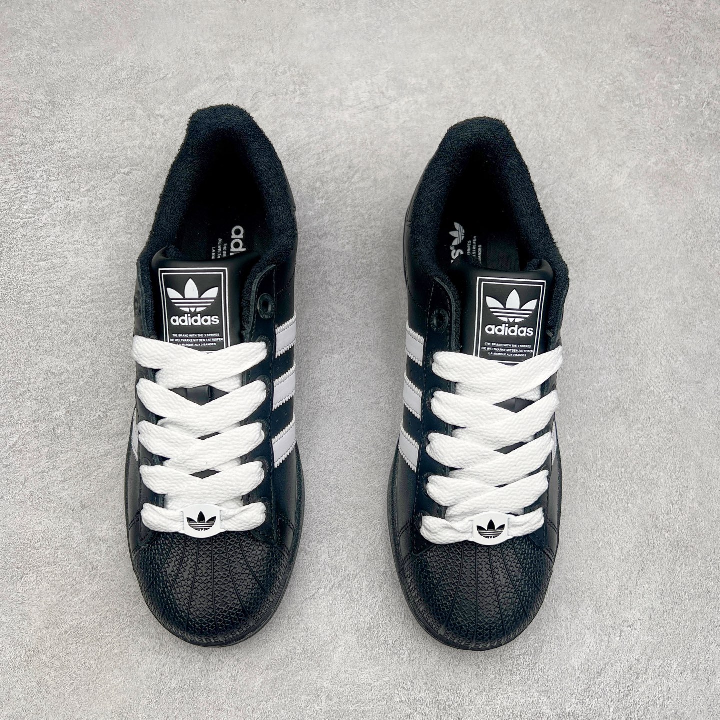 图片[2]-AD Originals Superstar 经典复古贝壳头板鞋 JI0126 诞生于1969年 是第一双将全皮面鞋 身与橡胶鞋头结合在一起的低帮篮球鞋 Superstar最开始 是作为高帮篮球鞋Pro Model的低帮版本而出现的 但因为其独特和醒目的橡胶鞋头造型而让大家熟知 被大家形象地称为\\\”shelltoe\\\”贝壳头 在70年代的美国职业篮球场上 接近3/4的NBA球员都将这双Superstar作为场上用鞋 80年代之后 经过不断的改良和发展 Superstar逐渐成为横跨时装、音乐、街头文化、休闲和运动等各大领域的时尚潮鞋 尺码：36 36.5 37 38 38.5 39 40 40.5 41 42 42.5 43 44 44.5 45-选品中心