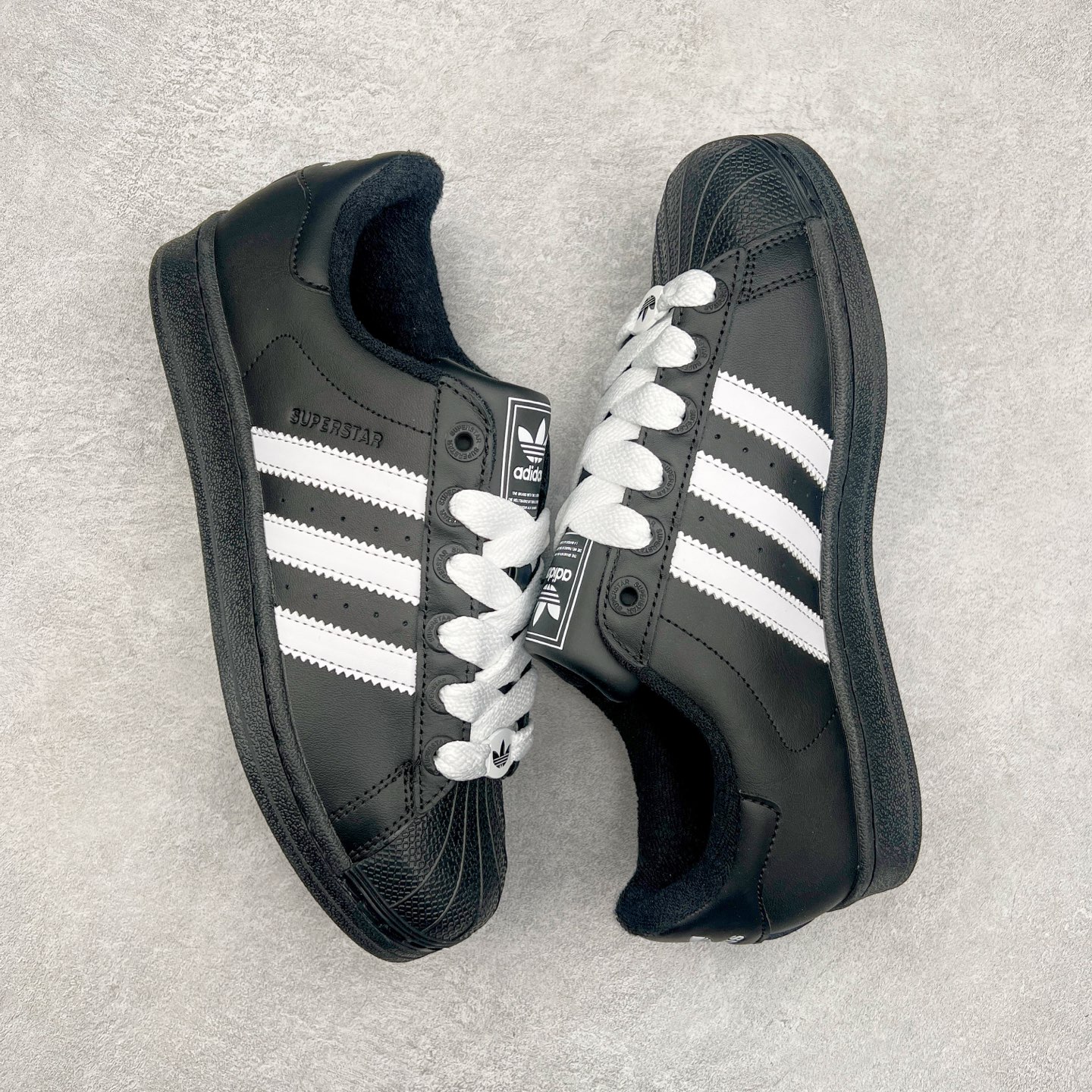 图片[3]-AD Originals Superstar 经典复古贝壳头板鞋 JI0126 诞生于1969年 是第一双将全皮面鞋 身与橡胶鞋头结合在一起的低帮篮球鞋 Superstar最开始 是作为高帮篮球鞋Pro Model的低帮版本而出现的 但因为其独特和醒目的橡胶鞋头造型而让大家熟知 被大家形象地称为\\\”shelltoe\\\”贝壳头 在70年代的美国职业篮球场上 接近3/4的NBA球员都将这双Superstar作为场上用鞋 80年代之后 经过不断的改良和发展 Superstar逐渐成为横跨时装、音乐、街头文化、休闲和运动等各大领域的时尚潮鞋 尺码：36 36.5 37 38 38.5 39 40 40.5 41 42 42.5 43 44 44.5 45-选品中心