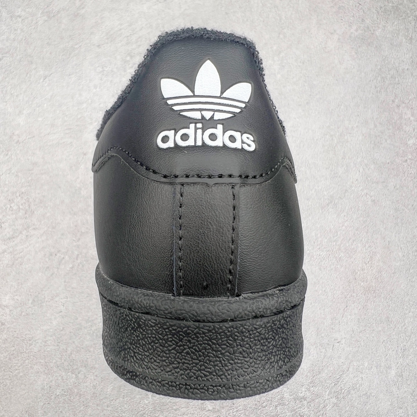 图片[8]-AD Originals Superstar 经典复古贝壳头板鞋 JI0126 诞生于1969年 是第一双将全皮面鞋 身与橡胶鞋头结合在一起的低帮篮球鞋 Superstar最开始 是作为高帮篮球鞋Pro Model的低帮版本而出现的 但因为其独特和醒目的橡胶鞋头造型而让大家熟知 被大家形象地称为\\\”shelltoe\\\”贝壳头 在70年代的美国职业篮球场上 接近3/4的NBA球员都将这双Superstar作为场上用鞋 80年代之后 经过不断的改良和发展 Superstar逐渐成为横跨时装、音乐、街头文化、休闲和运动等各大领域的时尚潮鞋 尺码：36 36.5 37 38 38.5 39 40 40.5 41 42 42.5 43 44 44.5 45-选品中心