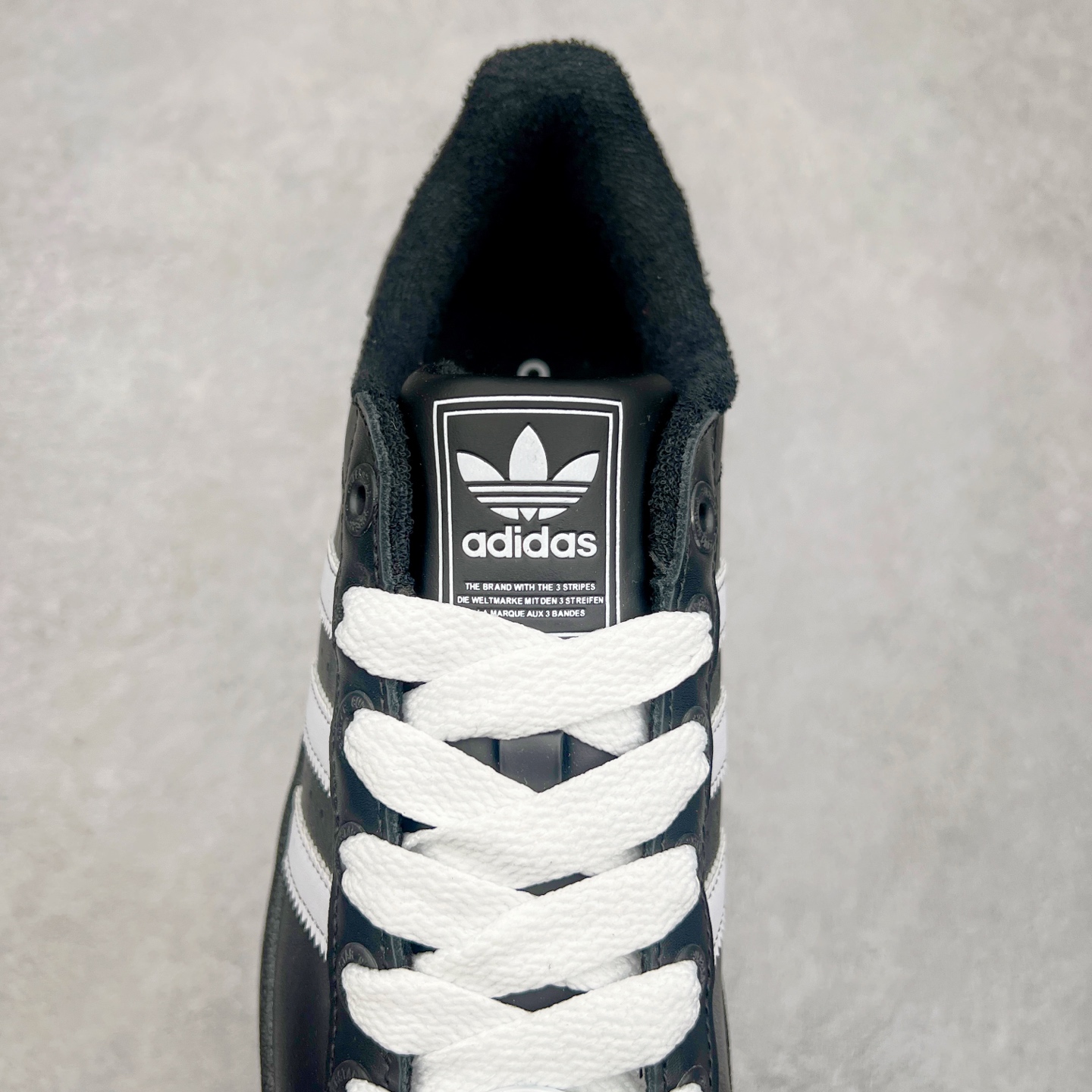 图片[5]-AD Originals Superstar 经典复古贝壳头板鞋 JI0126 诞生于1969年 是第一双将全皮面鞋 身与橡胶鞋头结合在一起的低帮篮球鞋 Superstar最开始 是作为高帮篮球鞋Pro Model的低帮版本而出现的 但因为其独特和醒目的橡胶鞋头造型而让大家熟知 被大家形象地称为\\\”shelltoe\\\”贝壳头 在70年代的美国职业篮球场上 接近3/4的NBA球员都将这双Superstar作为场上用鞋 80年代之后 经过不断的改良和发展 Superstar逐渐成为横跨时装、音乐、街头文化、休闲和运动等各大领域的时尚潮鞋 尺码：36 36.5 37 38 38.5 39 40 40.5 41 42 42.5 43 44 44.5 45-选品中心