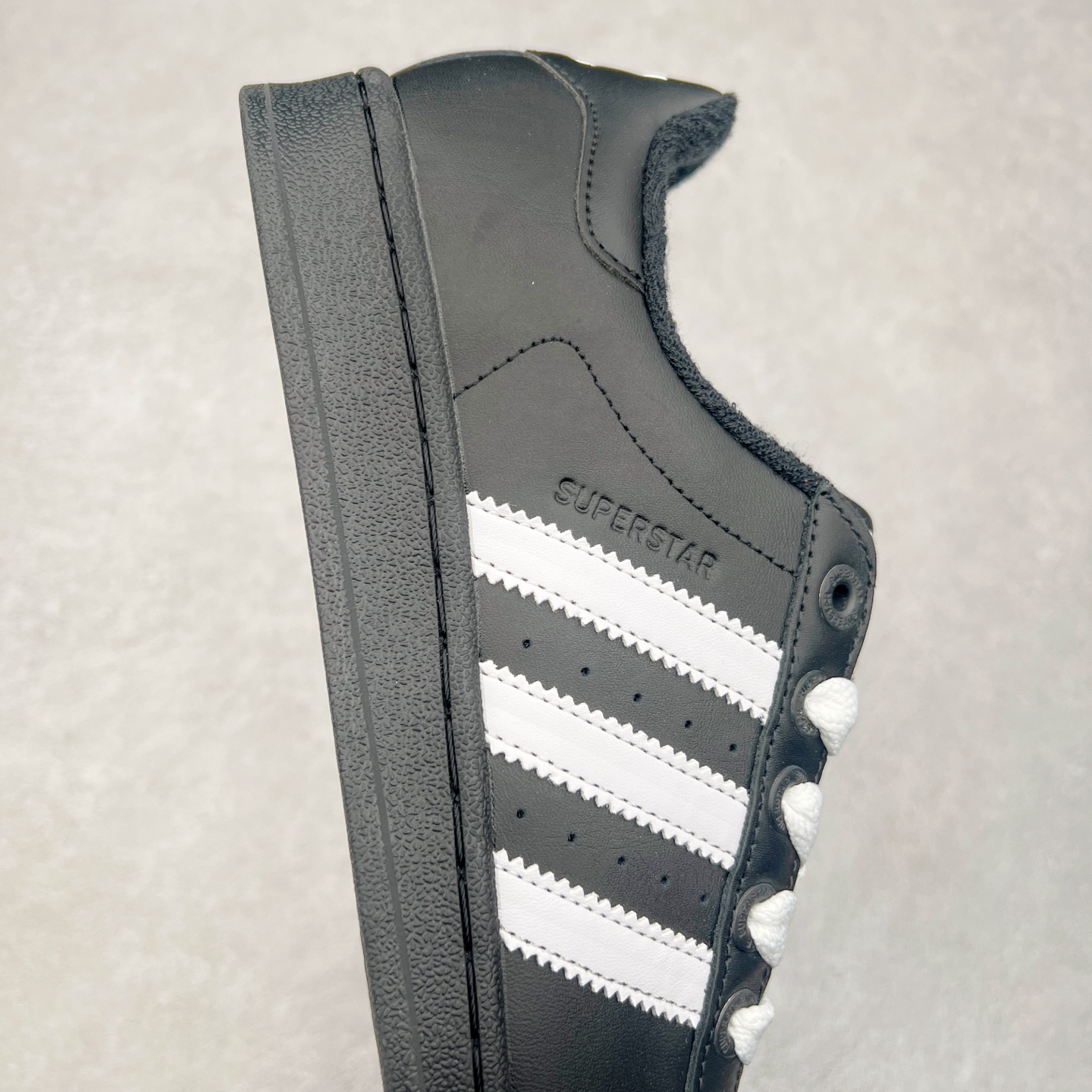 图片[6]-AD Originals Superstar 经典复古贝壳头板鞋 JI0126 诞生于1969年 是第一双将全皮面鞋 身与橡胶鞋头结合在一起的低帮篮球鞋 Superstar最开始 是作为高帮篮球鞋Pro Model的低帮版本而出现的 但因为其独特和醒目的橡胶鞋头造型而让大家熟知 被大家形象地称为\\\”shelltoe\\\”贝壳头 在70年代的美国职业篮球场上 接近3/4的NBA球员都将这双Superstar作为场上用鞋 80年代之后 经过不断的改良和发展 Superstar逐渐成为横跨时装、音乐、街头文化、休闲和运动等各大领域的时尚潮鞋 尺码：36 36.5 37 38 38.5 39 40 40.5 41 42 42.5 43 44 44.5 45-选品中心