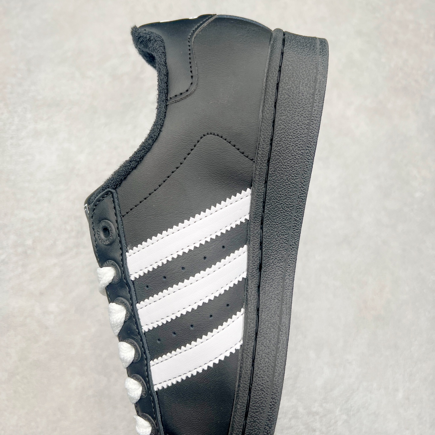 图片[7]-AD Originals Superstar 经典复古贝壳头板鞋 JI0126 诞生于1969年 是第一双将全皮面鞋 身与橡胶鞋头结合在一起的低帮篮球鞋 Superstar最开始 是作为高帮篮球鞋Pro Model的低帮版本而出现的 但因为其独特和醒目的橡胶鞋头造型而让大家熟知 被大家形象地称为\\\”shelltoe\\\”贝壳头 在70年代的美国职业篮球场上 接近3/4的NBA球员都将这双Superstar作为场上用鞋 80年代之后 经过不断的改良和发展 Superstar逐渐成为横跨时装、音乐、街头文化、休闲和运动等各大领域的时尚潮鞋 尺码：36 36.5 37 38 38.5 39 40 40.5 41 42 42.5 43 44 44.5 45-选品中心