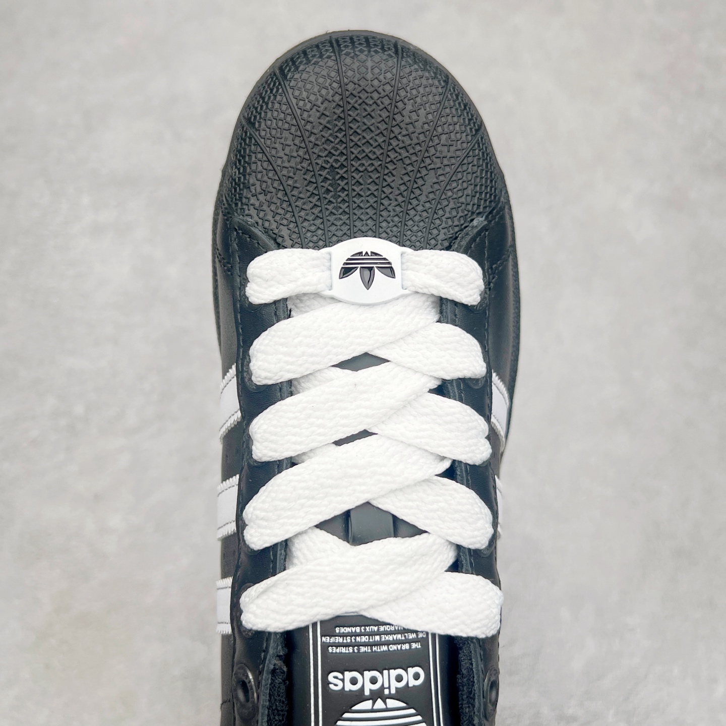 图片[4]-AD Originals Superstar 经典复古贝壳头板鞋 JI0126 诞生于1969年 是第一双将全皮面鞋 身与橡胶鞋头结合在一起的低帮篮球鞋 Superstar最开始 是作为高帮篮球鞋Pro Model的低帮版本而出现的 但因为其独特和醒目的橡胶鞋头造型而让大家熟知 被大家形象地称为\\\”shelltoe\\\”贝壳头 在70年代的美国职业篮球场上 接近3/4的NBA球员都将这双Superstar作为场上用鞋 80年代之后 经过不断的改良和发展 Superstar逐渐成为横跨时装、音乐、街头文化、休闲和运动等各大领域的时尚潮鞋 尺码：36 36.5 37 38 38.5 39 40 40.5 41 42 42.5 43 44 44.5 45-选品中心