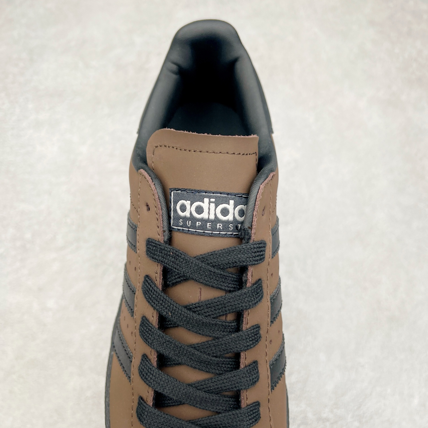 图片[5]-AD Originals Superstar 经典复古贝壳头板鞋 IF9034 诞生于1969年 是第一双将全皮面鞋 身与橡胶鞋头结合在一起的低帮篮球鞋 Superstar最开始 是作为高帮篮球鞋Pro Model的低帮版本而出现的 但因为其独特和醒目的橡胶鞋头造型而让大家熟知 被大家形象地称为\\\”shelltoe\\\”贝壳头 在70年代的美国职业篮球场上 接近3/4的NBA球员都将这双Superstar作为场上用鞋 80年代之后 经过不断的改良和发展 Superstar逐渐成为横跨时装、音乐、街头文化、休闲和运动等各大领域的时尚潮鞋 尺码：36 36.5 37 38 38.5 39 40 40.5 41 42 42.5 43 44 44.5 45-选品中心