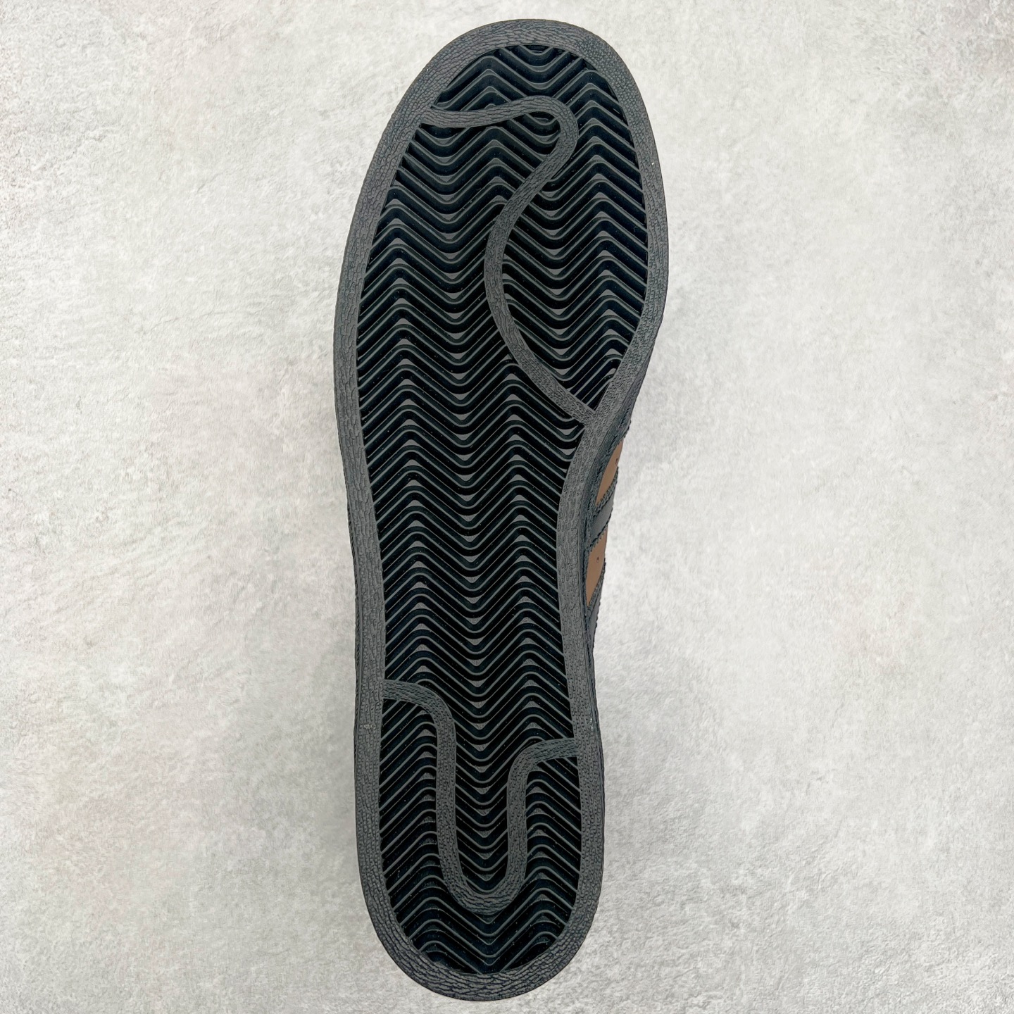 图片[9]-AD Originals Superstar 经典复古贝壳头板鞋 IF9034 诞生于1969年 是第一双将全皮面鞋 身与橡胶鞋头结合在一起的低帮篮球鞋 Superstar最开始 是作为高帮篮球鞋Pro Model的低帮版本而出现的 但因为其独特和醒目的橡胶鞋头造型而让大家熟知 被大家形象地称为\\\”shelltoe\\\”贝壳头 在70年代的美国职业篮球场上 接近3/4的NBA球员都将这双Superstar作为场上用鞋 80年代之后 经过不断的改良和发展 Superstar逐渐成为横跨时装、音乐、街头文化、休闲和运动等各大领域的时尚潮鞋 尺码：36 36.5 37 38 38.5 39 40 40.5 41 42 42.5 43 44 44.5 45-选品中心