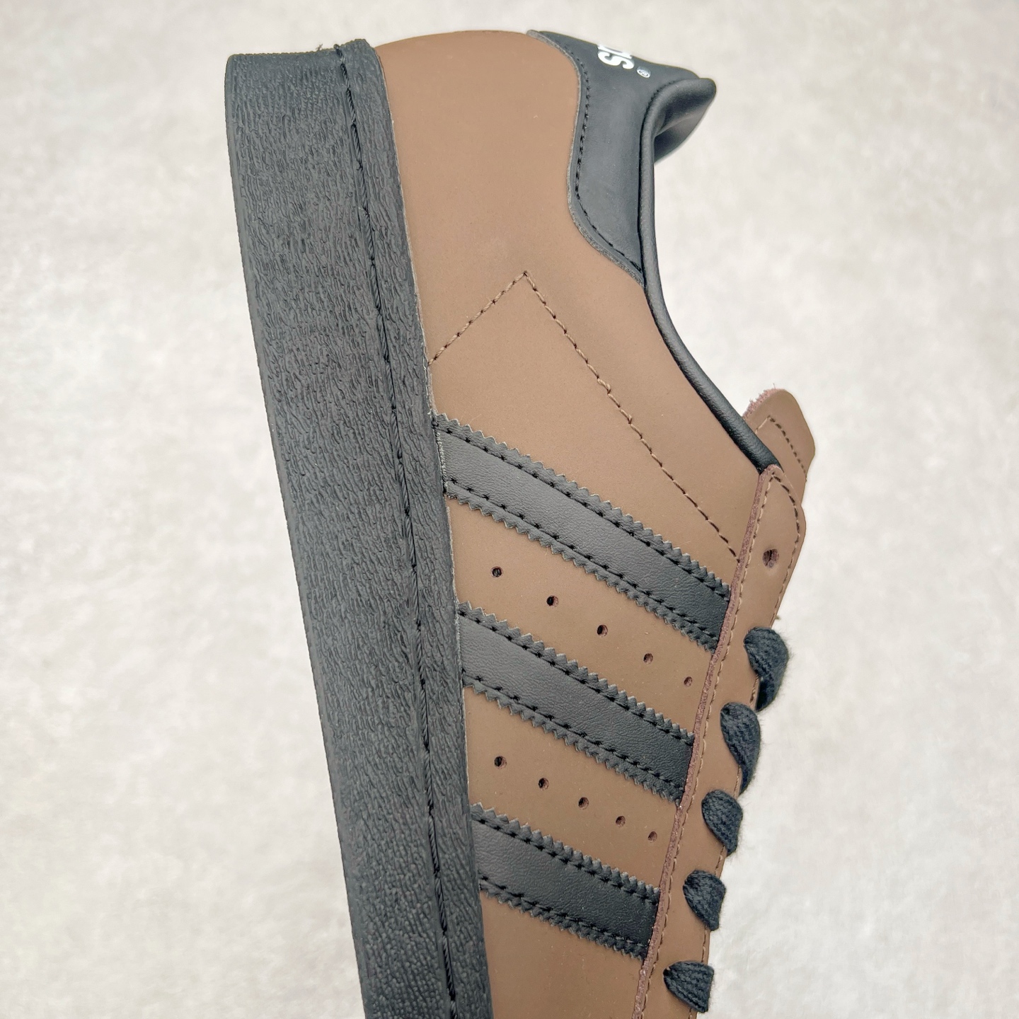 图片[6]-AD Originals Superstar 经典复古贝壳头板鞋 IF9034 诞生于1969年 是第一双将全皮面鞋 身与橡胶鞋头结合在一起的低帮篮球鞋 Superstar最开始 是作为高帮篮球鞋Pro Model的低帮版本而出现的 但因为其独特和醒目的橡胶鞋头造型而让大家熟知 被大家形象地称为\\\”shelltoe\\\”贝壳头 在70年代的美国职业篮球场上 接近3/4的NBA球员都将这双Superstar作为场上用鞋 80年代之后 经过不断的改良和发展 Superstar逐渐成为横跨时装、音乐、街头文化、休闲和运动等各大领域的时尚潮鞋 尺码：36 36.5 37 38 38.5 39 40 40.5 41 42 42.5 43 44 44.5 45-选品中心