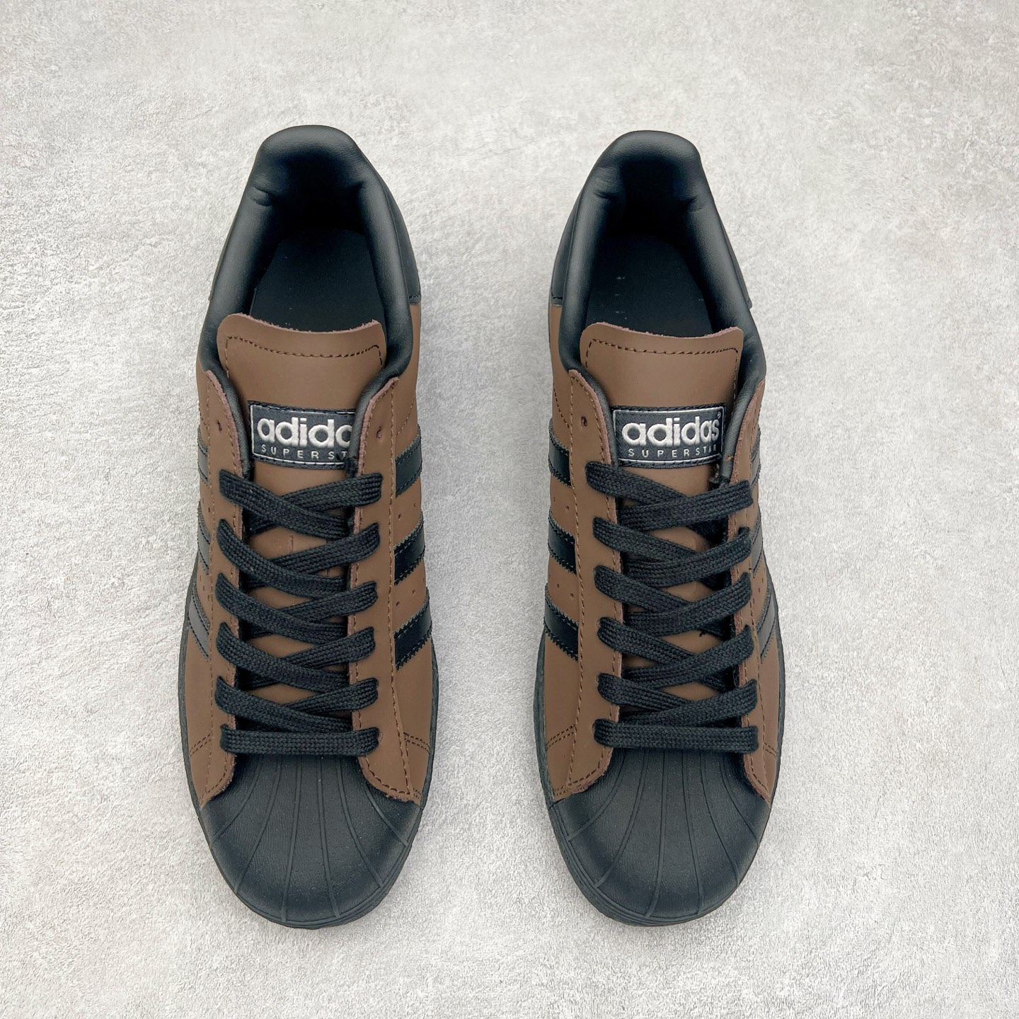 图片[2]-AD Originals Superstar 经典复古贝壳头板鞋 IF9034 诞生于1969年 是第一双将全皮面鞋 身与橡胶鞋头结合在一起的低帮篮球鞋 Superstar最开始 是作为高帮篮球鞋Pro Model的低帮版本而出现的 但因为其独特和醒目的橡胶鞋头造型而让大家熟知 被大家形象地称为\\\”shelltoe\\\”贝壳头 在70年代的美国职业篮球场上 接近3/4的NBA球员都将这双Superstar作为场上用鞋 80年代之后 经过不断的改良和发展 Superstar逐渐成为横跨时装、音乐、街头文化、休闲和运动等各大领域的时尚潮鞋 尺码：36 36.5 37 38 38.5 39 40 40.5 41 42 42.5 43 44 44.5 45-选品中心