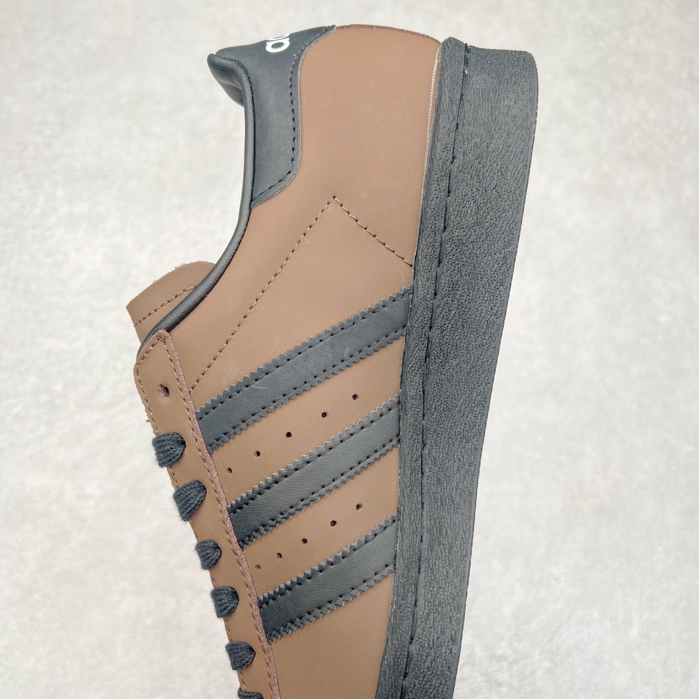 图片[7]-AD Originals Superstar 经典复古贝壳头板鞋 IF9034 诞生于1969年 是第一双将全皮面鞋 身与橡胶鞋头结合在一起的低帮篮球鞋 Superstar最开始 是作为高帮篮球鞋Pro Model的低帮版本而出现的 但因为其独特和醒目的橡胶鞋头造型而让大家熟知 被大家形象地称为\\\”shelltoe\\\”贝壳头 在70年代的美国职业篮球场上 接近3/4的NBA球员都将这双Superstar作为场上用鞋 80年代之后 经过不断的改良和发展 Superstar逐渐成为横跨时装、音乐、街头文化、休闲和运动等各大领域的时尚潮鞋 尺码：36 36.5 37 38 38.5 39 40 40.5 41 42 42.5 43 44 44.5 45-选品中心