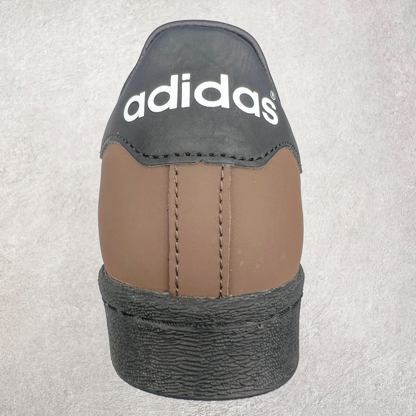 图片[8]-AD Originals Superstar 经典复古贝壳头板鞋 IF9034 诞生于1969年 是第一双将全皮面鞋 身与橡胶鞋头结合在一起的低帮篮球鞋 Superstar最开始 是作为高帮篮球鞋Pro Model的低帮版本而出现的 但因为其独特和醒目的橡胶鞋头造型而让大家熟知 被大家形象地称为\\\”shelltoe\\\”贝壳头 在70年代的美国职业篮球场上 接近3/4的NBA球员都将这双Superstar作为场上用鞋 80年代之后 经过不断的改良和发展 Superstar逐渐成为横跨时装、音乐、街头文化、休闲和运动等各大领域的时尚潮鞋 尺码：36 36.5 37 38 38.5 39 40 40.5 41 42 42.5 43 44 44.5 45-选品中心