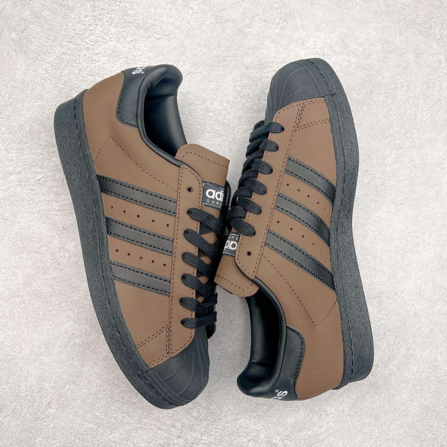 图片[3]-AD Originals Superstar 经典复古贝壳头板鞋 IF9034 诞生于1969年 是第一双将全皮面鞋 身与橡胶鞋头结合在一起的低帮篮球鞋 Superstar最开始 是作为高帮篮球鞋Pro Model的低帮版本而出现的 但因为其独特和醒目的橡胶鞋头造型而让大家熟知 被大家形象地称为\\\”shelltoe\\\”贝壳头 在70年代的美国职业篮球场上 接近3/4的NBA球员都将这双Superstar作为场上用鞋 80年代之后 经过不断的改良和发展 Superstar逐渐成为横跨时装、音乐、街头文化、休闲和运动等各大领域的时尚潮鞋 尺码：36 36.5 37 38 38.5 39 40 40.5 41 42 42.5 43 44 44.5 45-选品中心