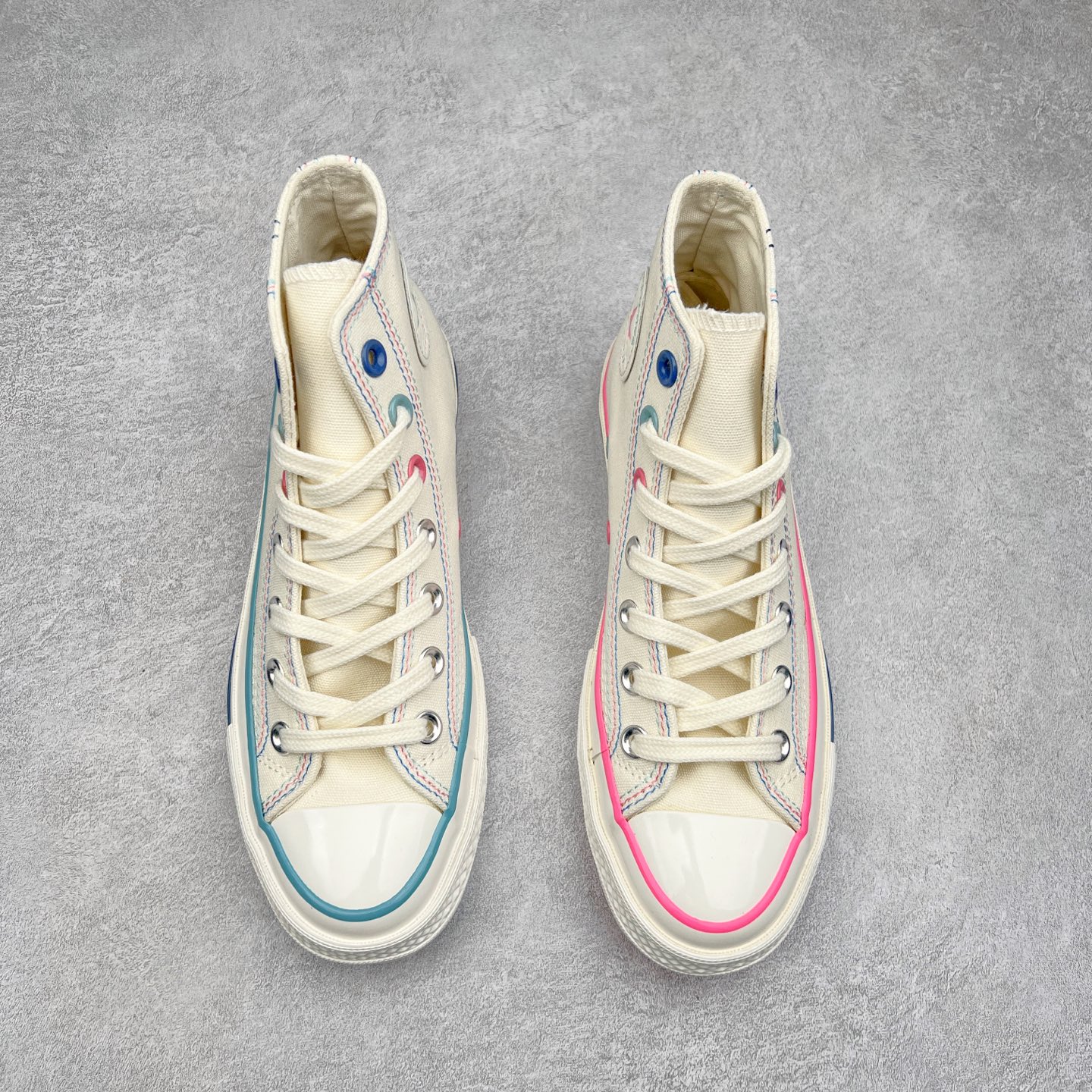 图片[2]-春夏新款只为你″星\\\”动鸳鸯鞋 Converse Chuck 1970s 五星缝线白粉蓝鸳鸯 五星图案 风格清新 鞋身星星图案一边白色帆布粉围条 一边白色帆布蓝围条 轻松吸睛 货号：A15744C 尺码：35 36 36.5 37 37.5 38 39 39.5 40 41 41.5 42 42.5 43 44-选品中心