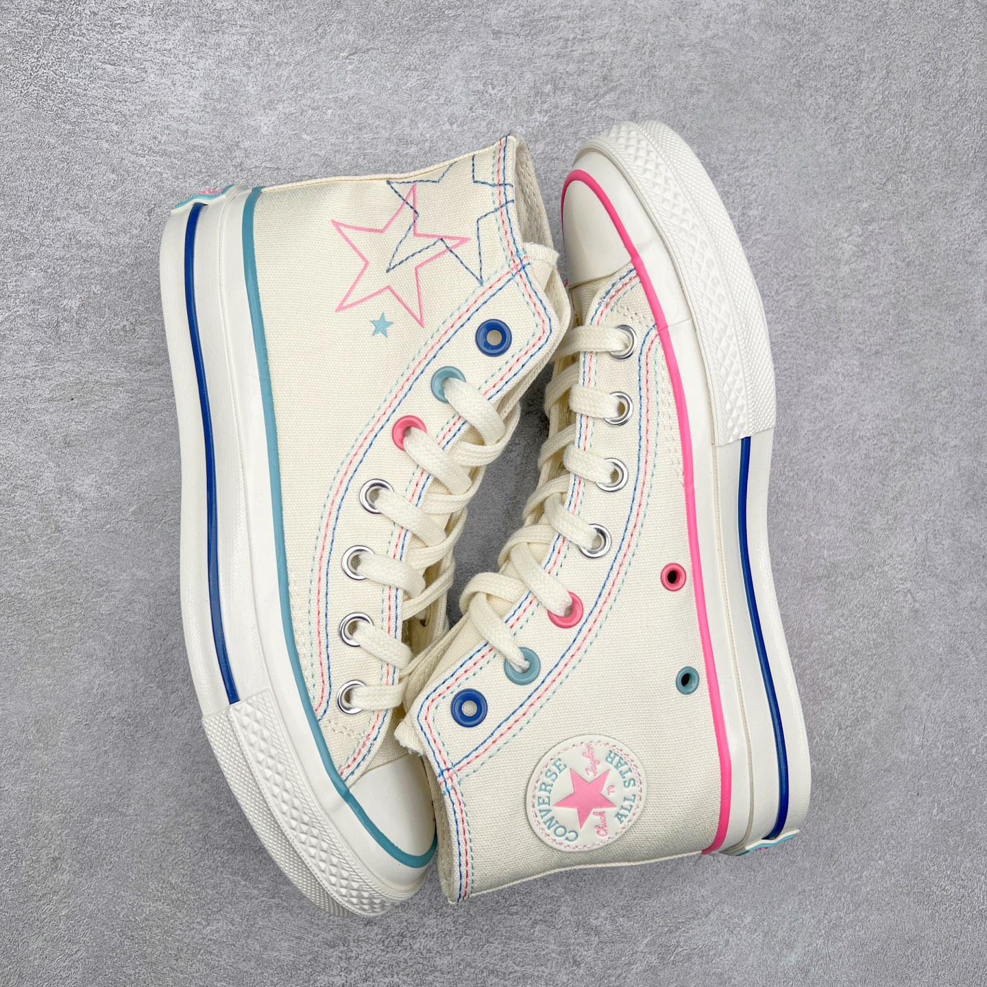 图片[3]-春夏新款只为你″星\\\”动鸳鸯鞋 Converse Chuck 1970s 五星缝线白粉蓝鸳鸯 五星图案 风格清新 鞋身星星图案一边白色帆布粉围条 一边白色帆布蓝围条 轻松吸睛 货号：A15744C 尺码：35 36 36.5 37 37.5 38 39 39.5 40 41 41.5 42 42.5 43 44-选品中心